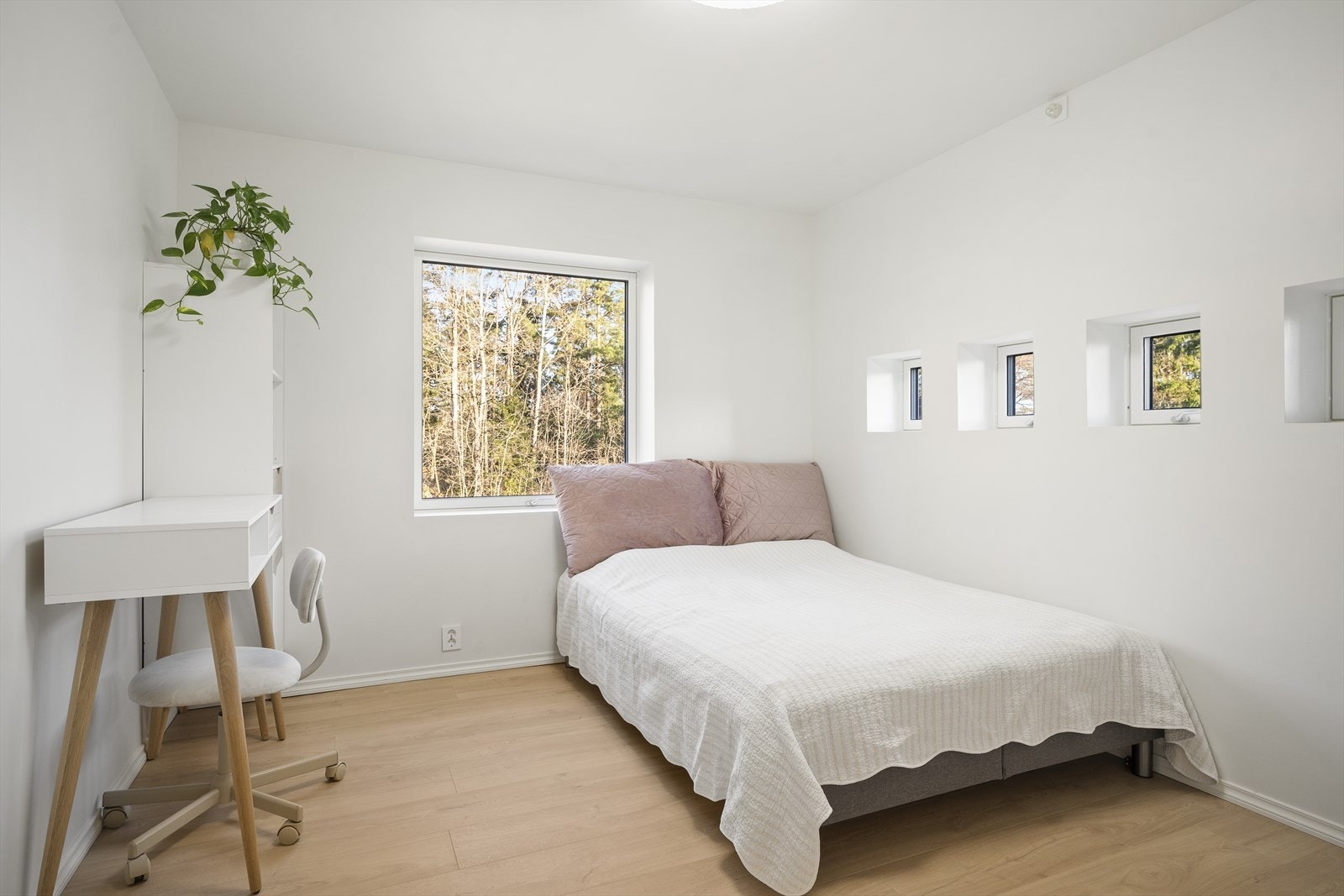 Soverom (1) har plass til dobbeltseng med nattbord. Galleribilde