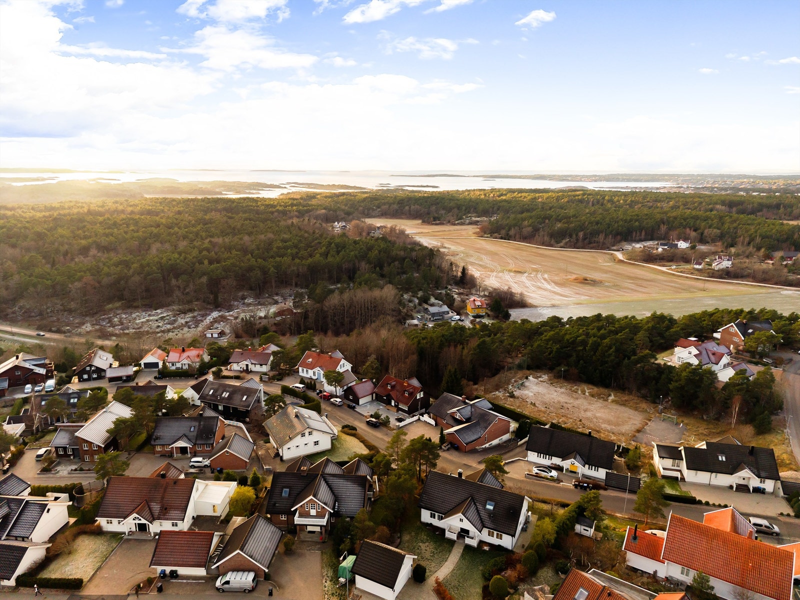 Fra Buskogen er det kort avstand til turområder og sjøen. Flere fine badesteder er innenfor sykkelavstand. Galleribilde