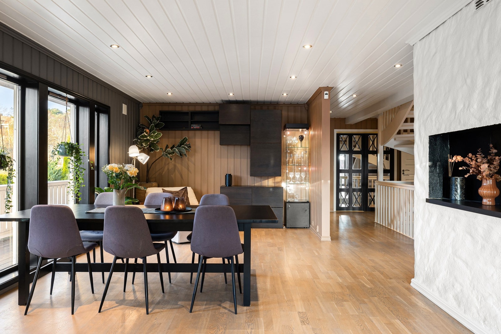 I den langstrakte stuen er det lett å møblere med større sittegrupper. Gjennomgående parkett skaper helhet mellom stuen og hallen. Galleribilde