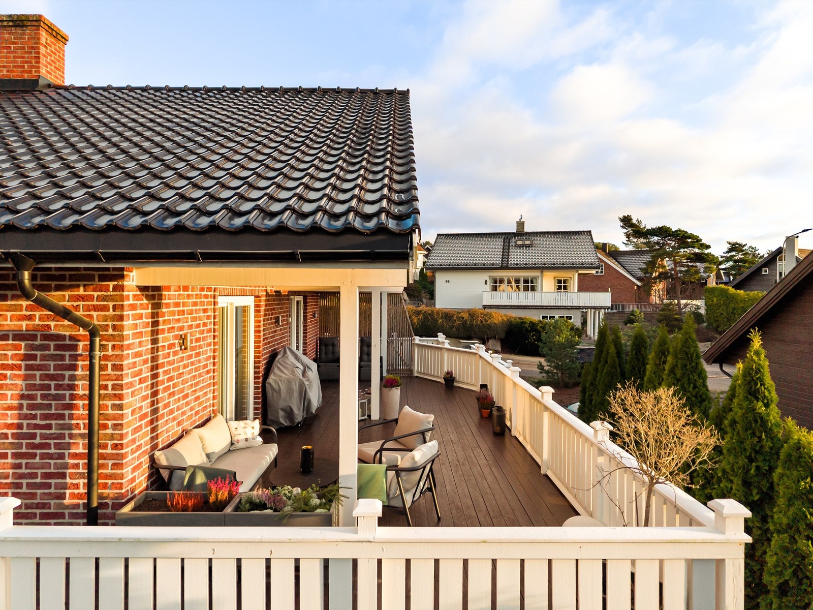 Terrassen er på nesten 70 kvm. og lett tilgjengelig fra blant annet stuen, kjøkkenet og gårdsplassen. Galleribilde