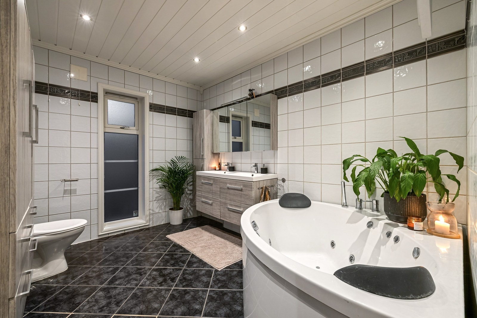 Badet i første etasje er fra byggeåret. Galleribilde