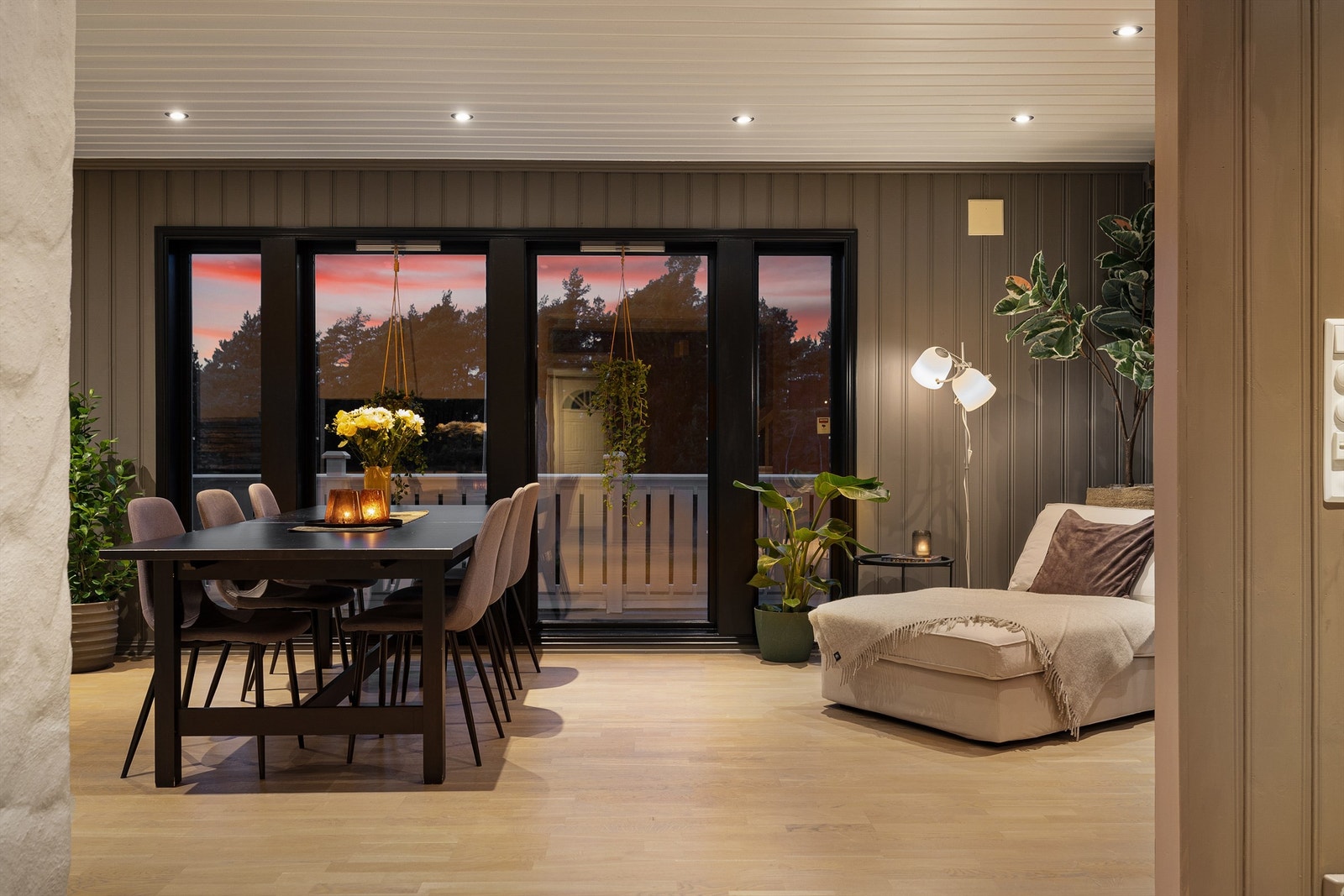 Vertikalstilte vinduer i både syd- og vestveggen fyller stuen med naturlig lys hele dagen. Galleribilde