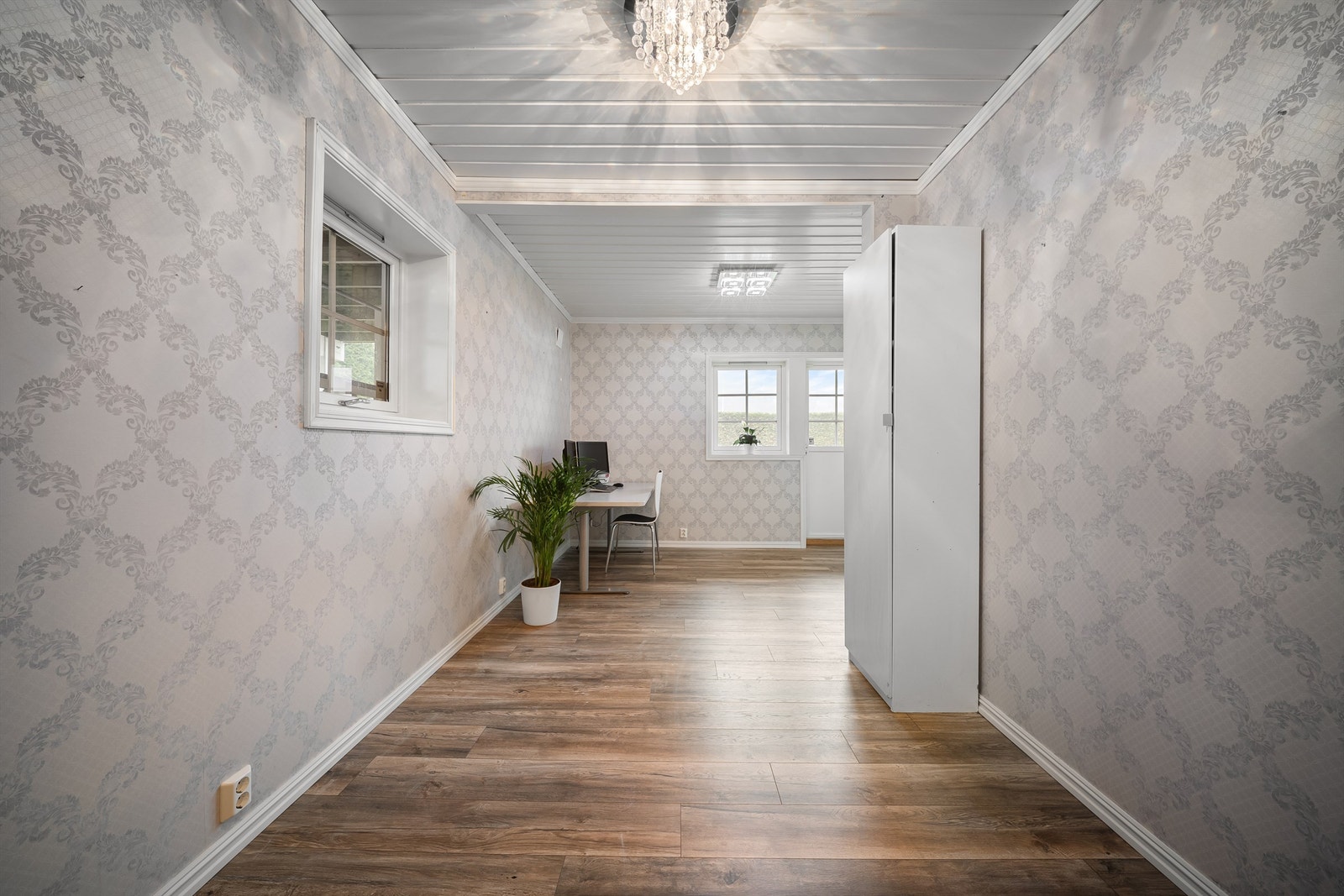 Sokkeletasjen er byggemeldt og godkjent med tre soverom tilknyttet hoveddelen. To er slått sammen til dette store rommet på ca. 18 kvm. Begge innerdører er beholdt. Galleribilde