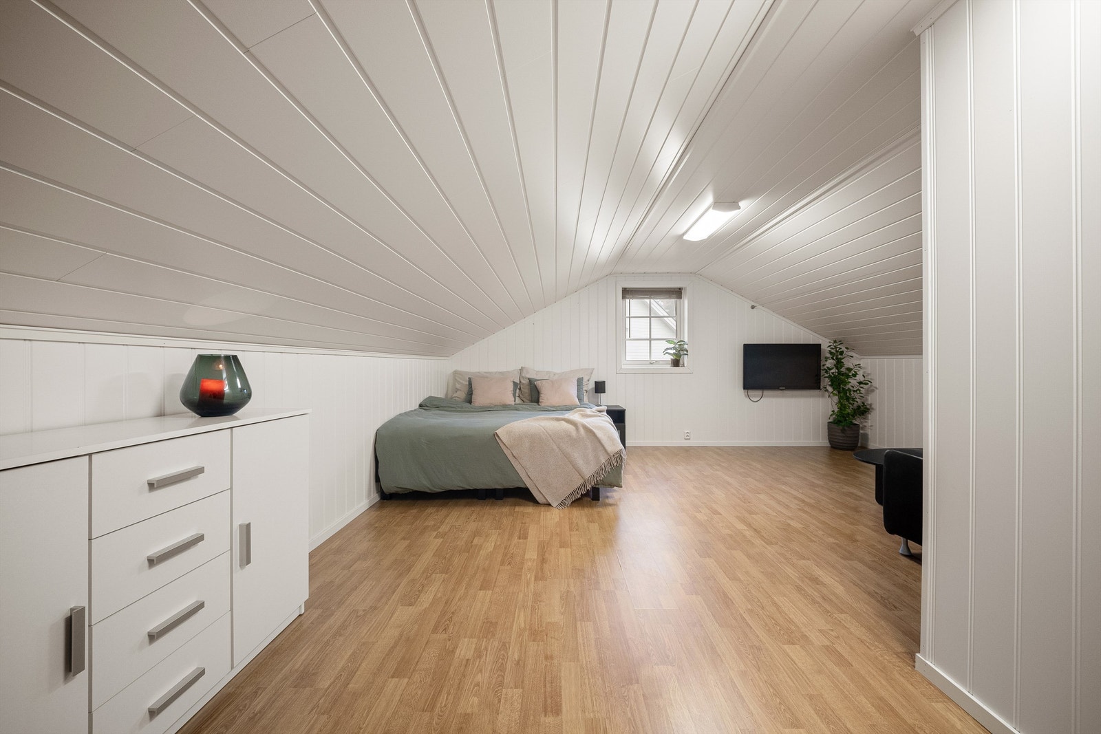 Loftsetasjen er byggemeldt med ett oppholdsrom og to arbeidsrom, men inneholder nå fire rom som alle benyttes som soverom. Dette utgjør etasjens nordre del. Galleribilde