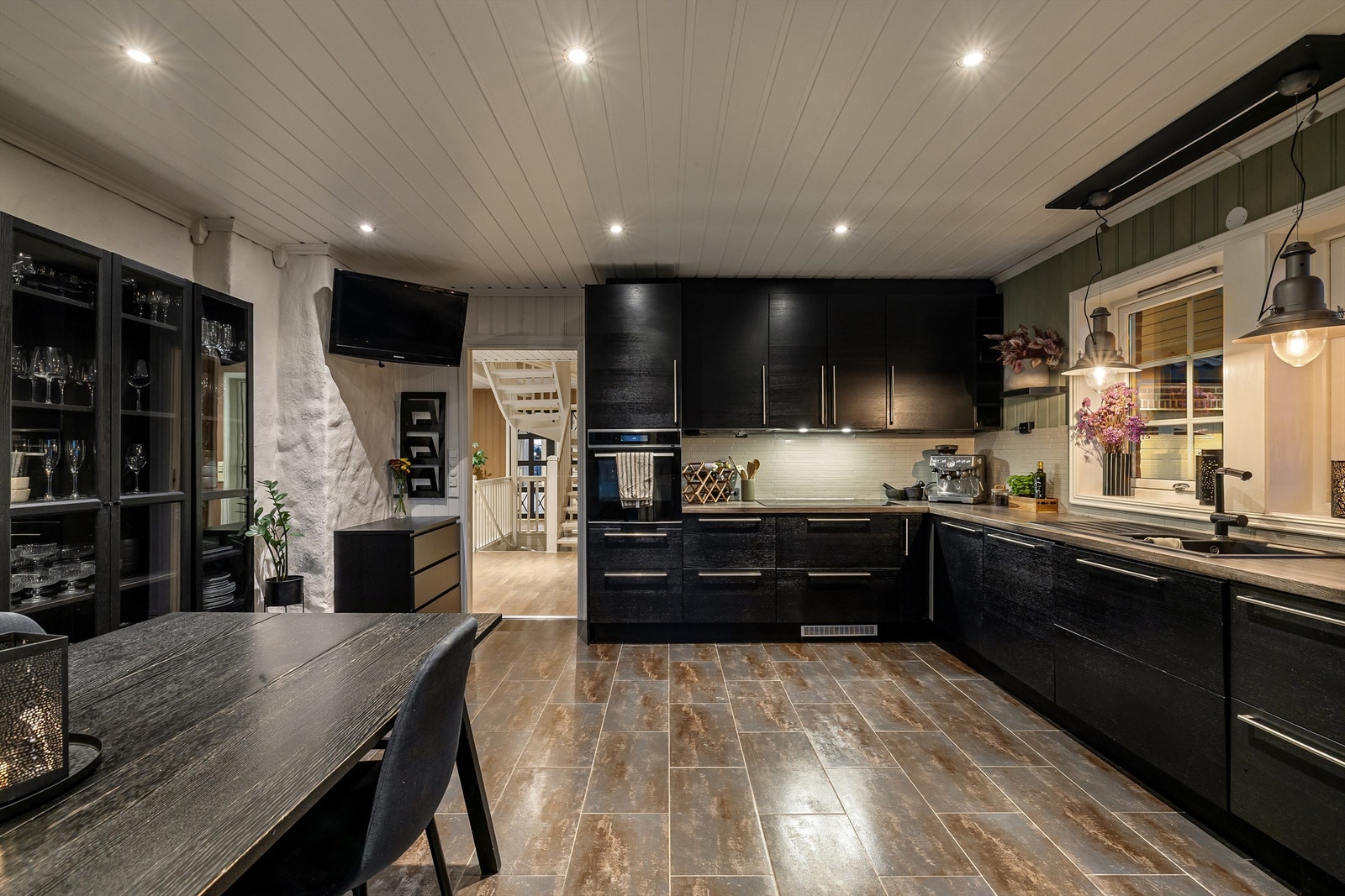 Oppvaskmaskinen er ny i 2025, øvrige hvitevarer utenom kjølehjørnet er fra 2020. Galleribilde