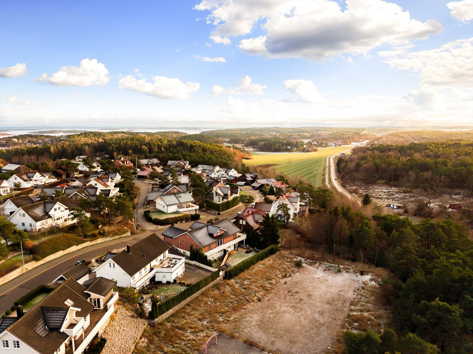 Buskogen er et utpreget barne- og familievennlig boligområde med godt oppvekstmiljø. Skoler og barnehager finnes i rett i nærheten. Galleribilde