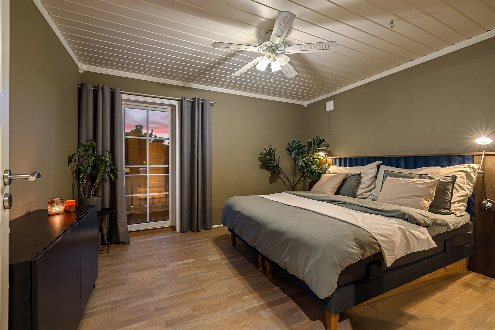 Soverommet i første etasje er på ca. 13 kvm. og utgjør det naturlige hovedsoverommet. Her er det utgang til balkongen på vestsiden. Galleribilde