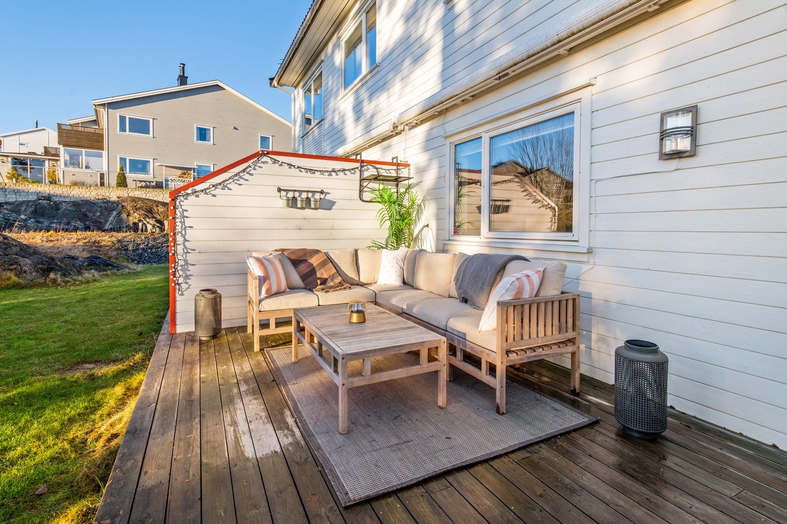 Terrassen på nærmere 50 kvm. som gir deg rikelig plass til utemøblene, grillen og solsengene. Galleribilde