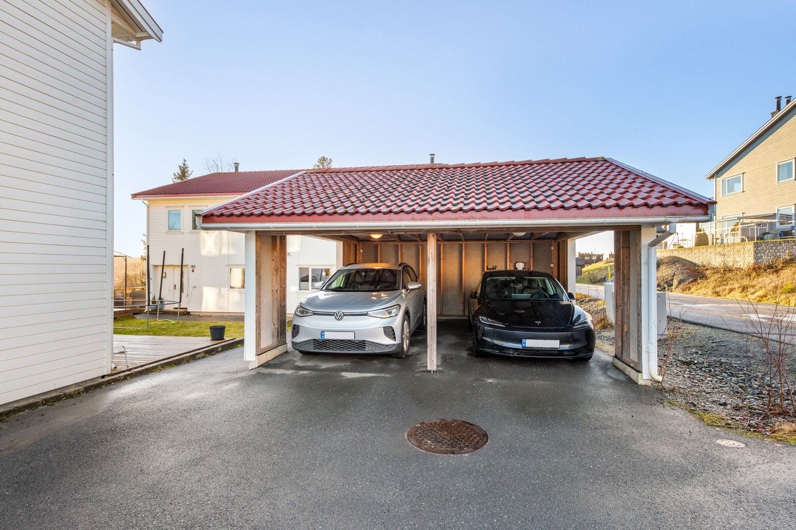 Boligen har 1. plass i felles carport. Ladestasjon for el-bil er montert. Ytterligere parkering på felles parkeringsplass i kort gangavstad fra boligen. Galleribilde