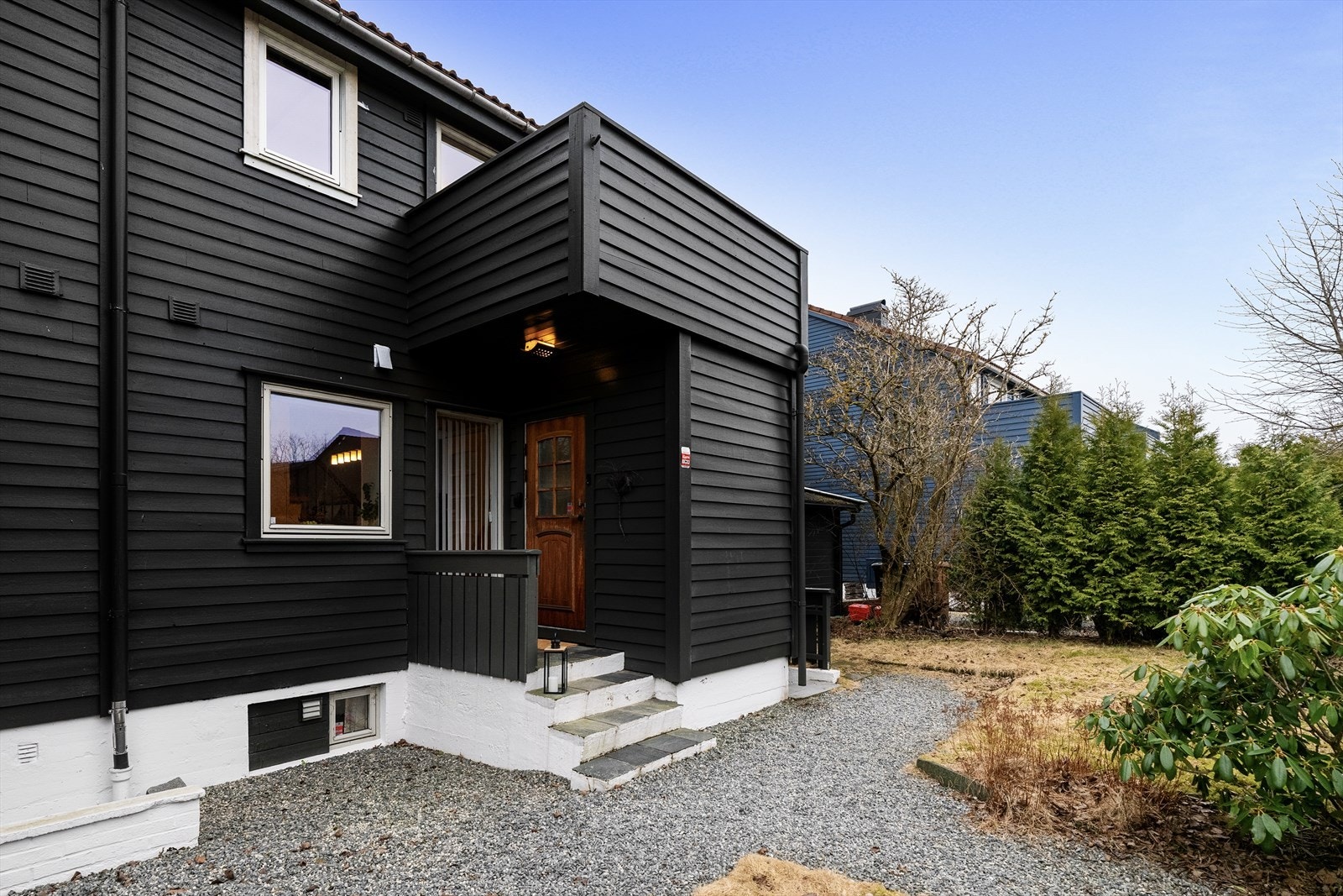 Velholdte fasader og overbygd inngangsparti Galleribilde