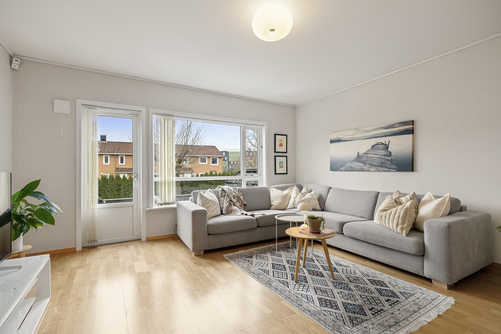 Trivelig stue med god plass til møblering Galleribilde