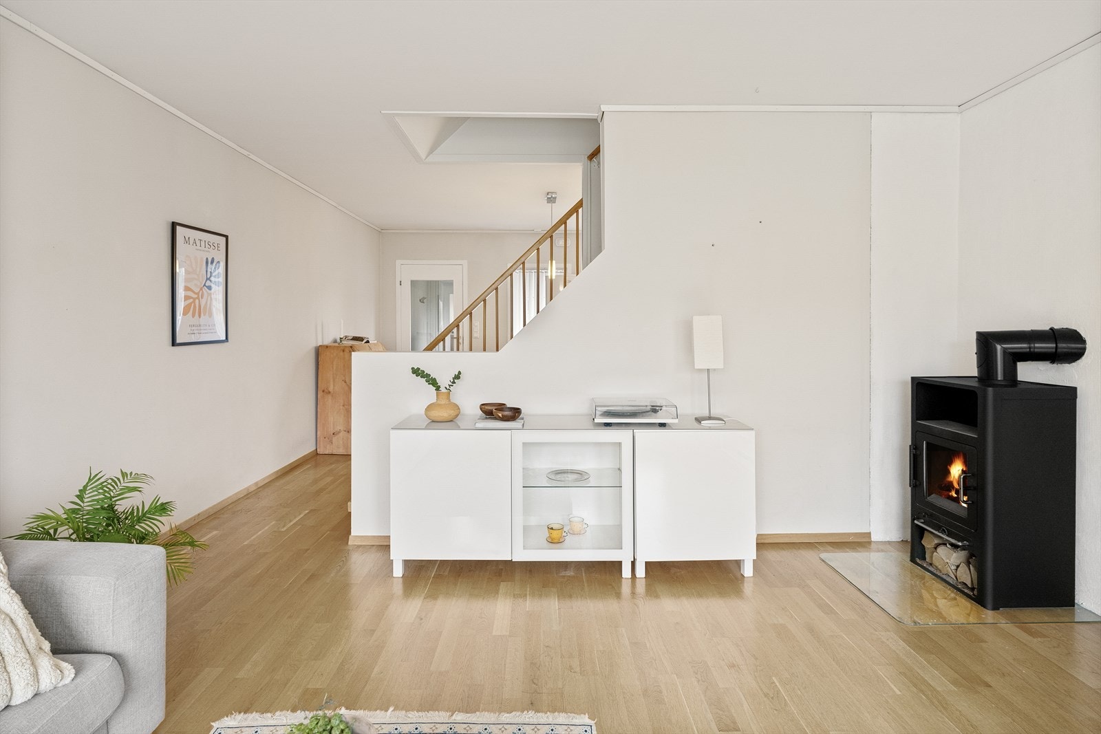 Trappen fungerer som en fin romdeler mellom stue og kjøkken Galleribilde