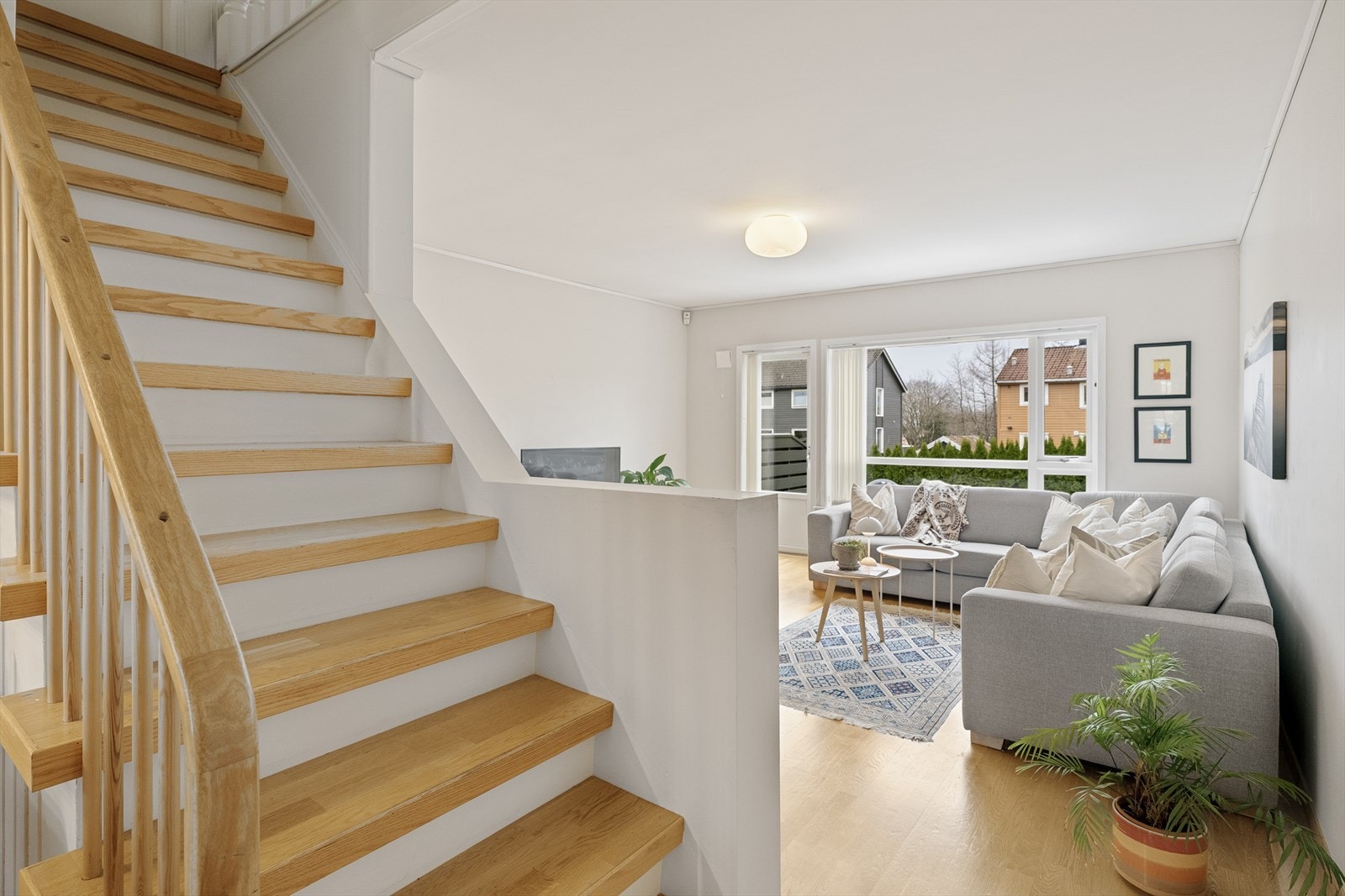 Stort oppholdsrom i 1.etg med stue og kjøkken i hver sin ende Galleribilde