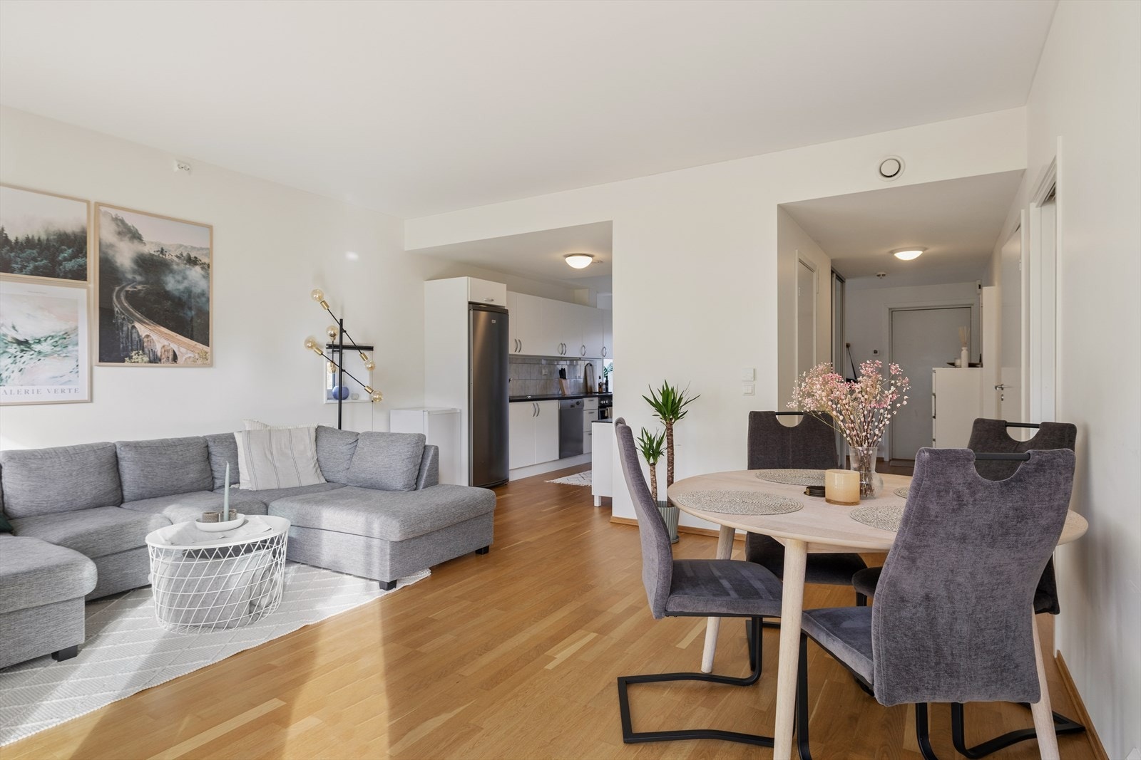 Den åpne løsningen gir en god flyt mellom stue og kjøkken. Oppvarming skjer via fjernvarme og elektrisitet. Galleribilde