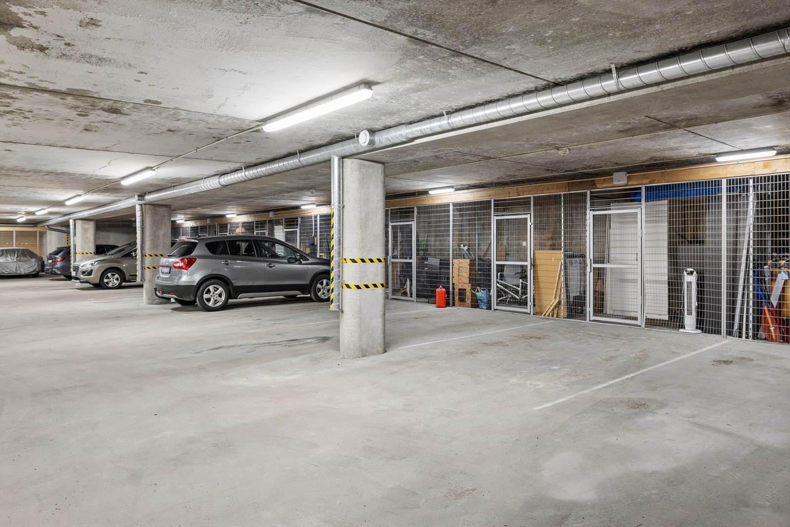 Leiligheten disponerer én fast parkeringsplass og to boder på til sammen 8 m² i felles garasjeanlegg. Galleribilde