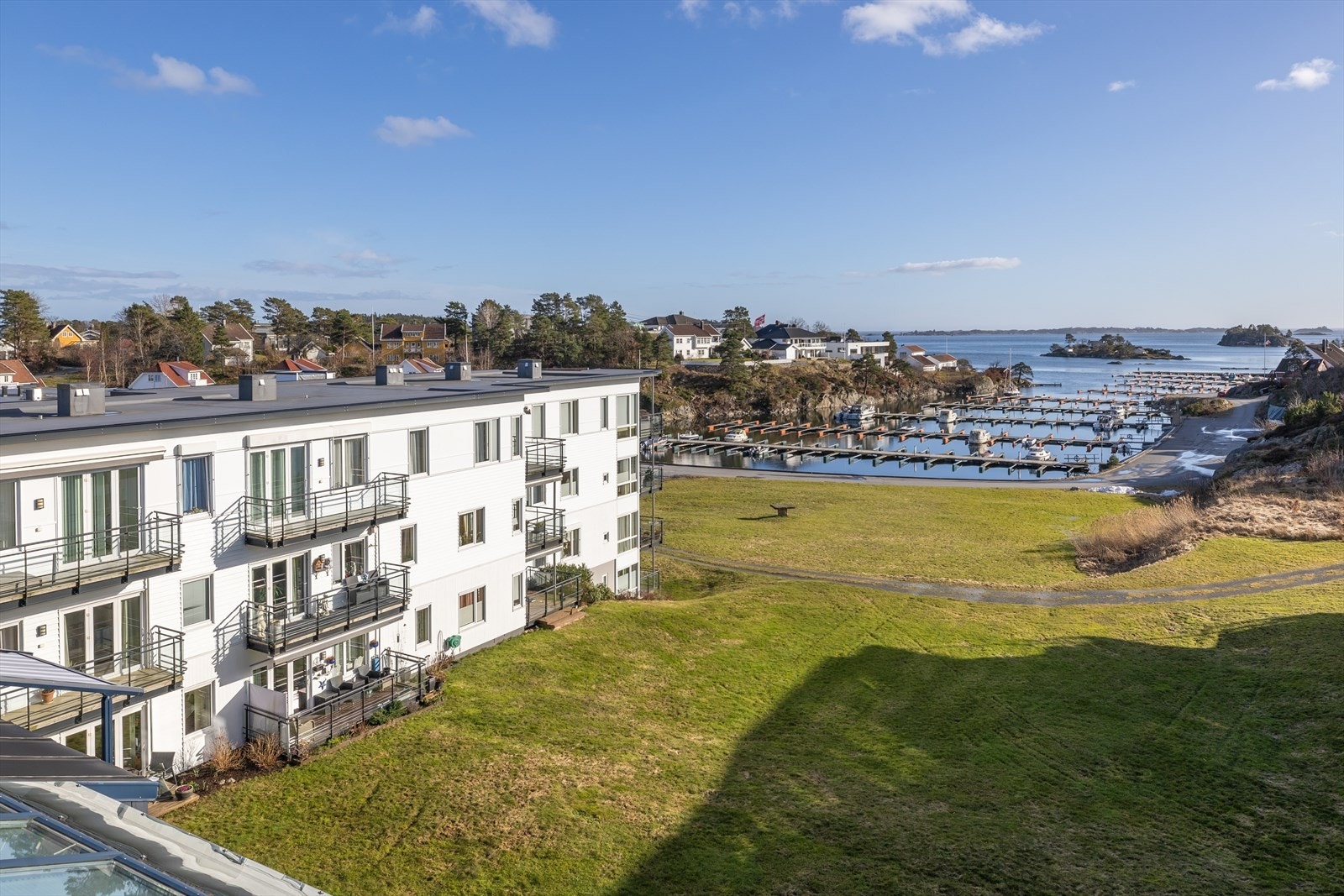 Sjønær beliggenhet i et etablert og rolig boligområde på Helmershus. Gangavstand til bl.a. sentrum, UIA og Oddensenteret. Galleribilde