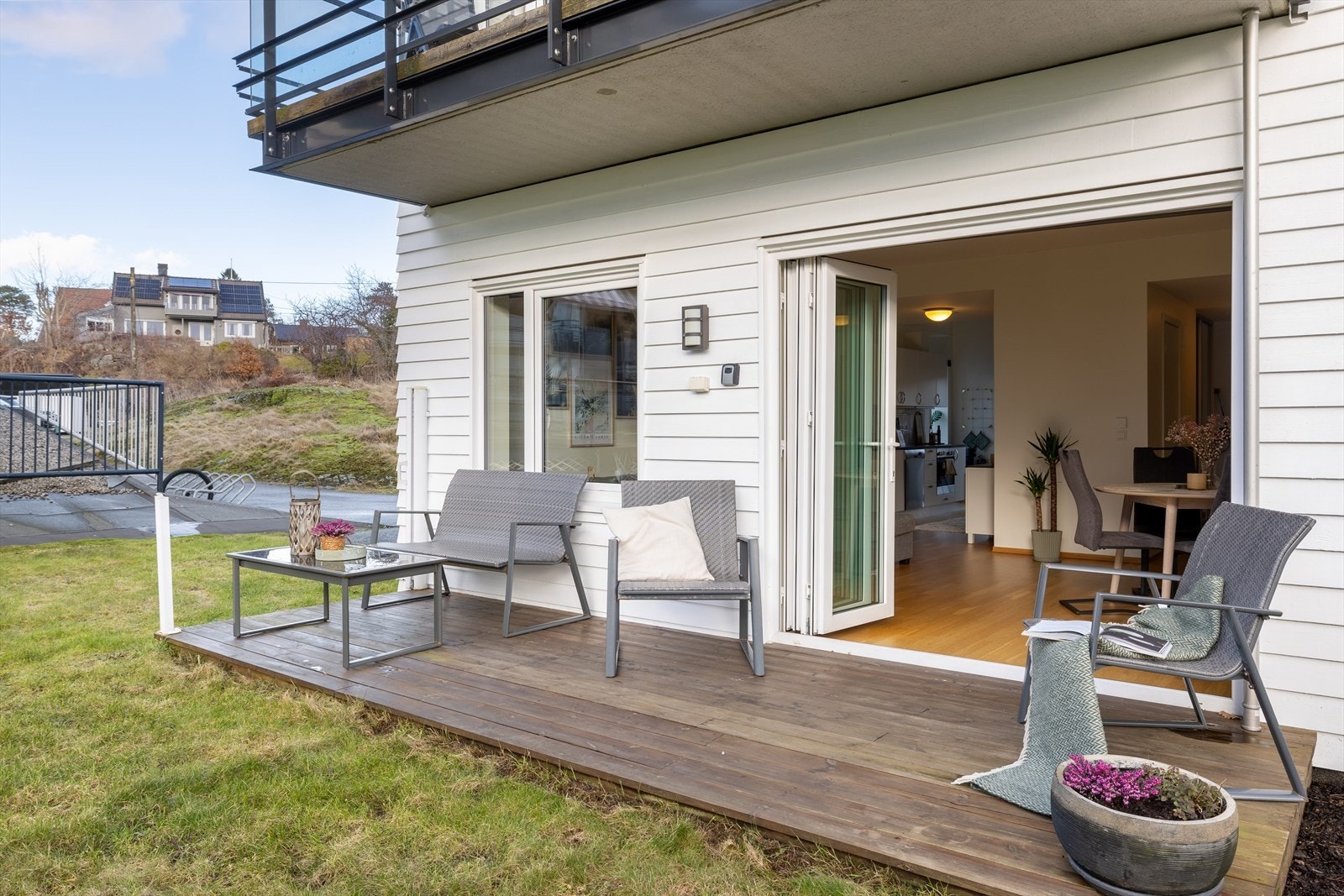 Den 9 m² store terrassen har god plass til en sittegruppe for hyggelige dager utendørs. Galleribilde