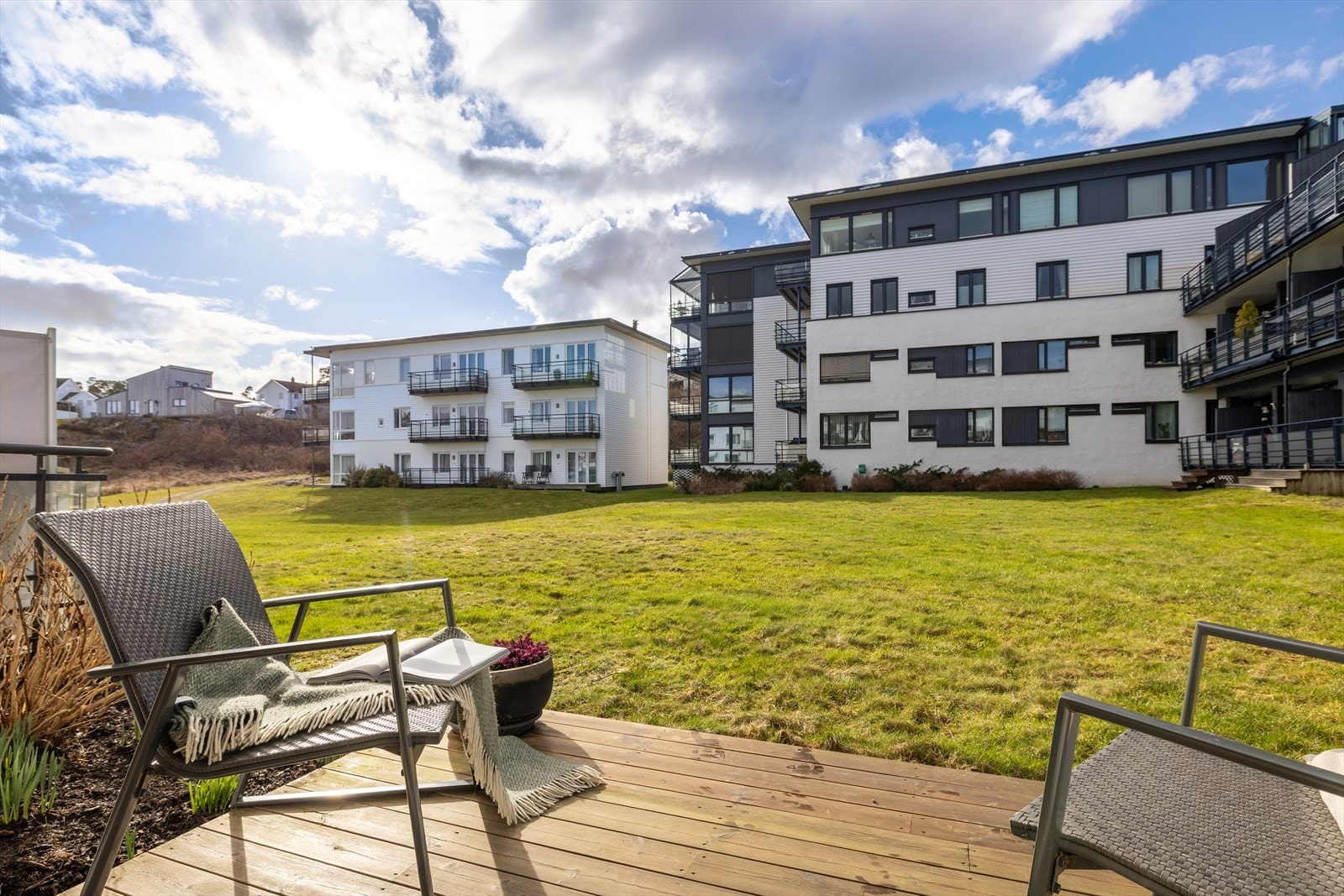 Her bor du i et rolig og veletablert boligområde med nærhet til sjøen. Galleribilde