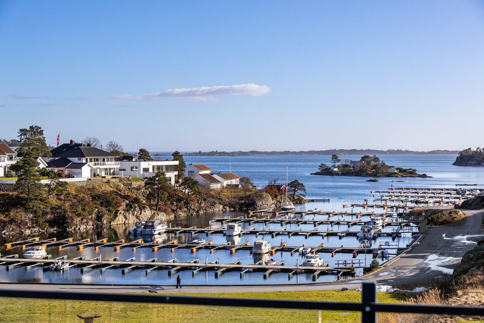 Beliggenheten byr på umiddelbar nærhet til sjøen og båtlivet i Grømbukt. Galleribilde