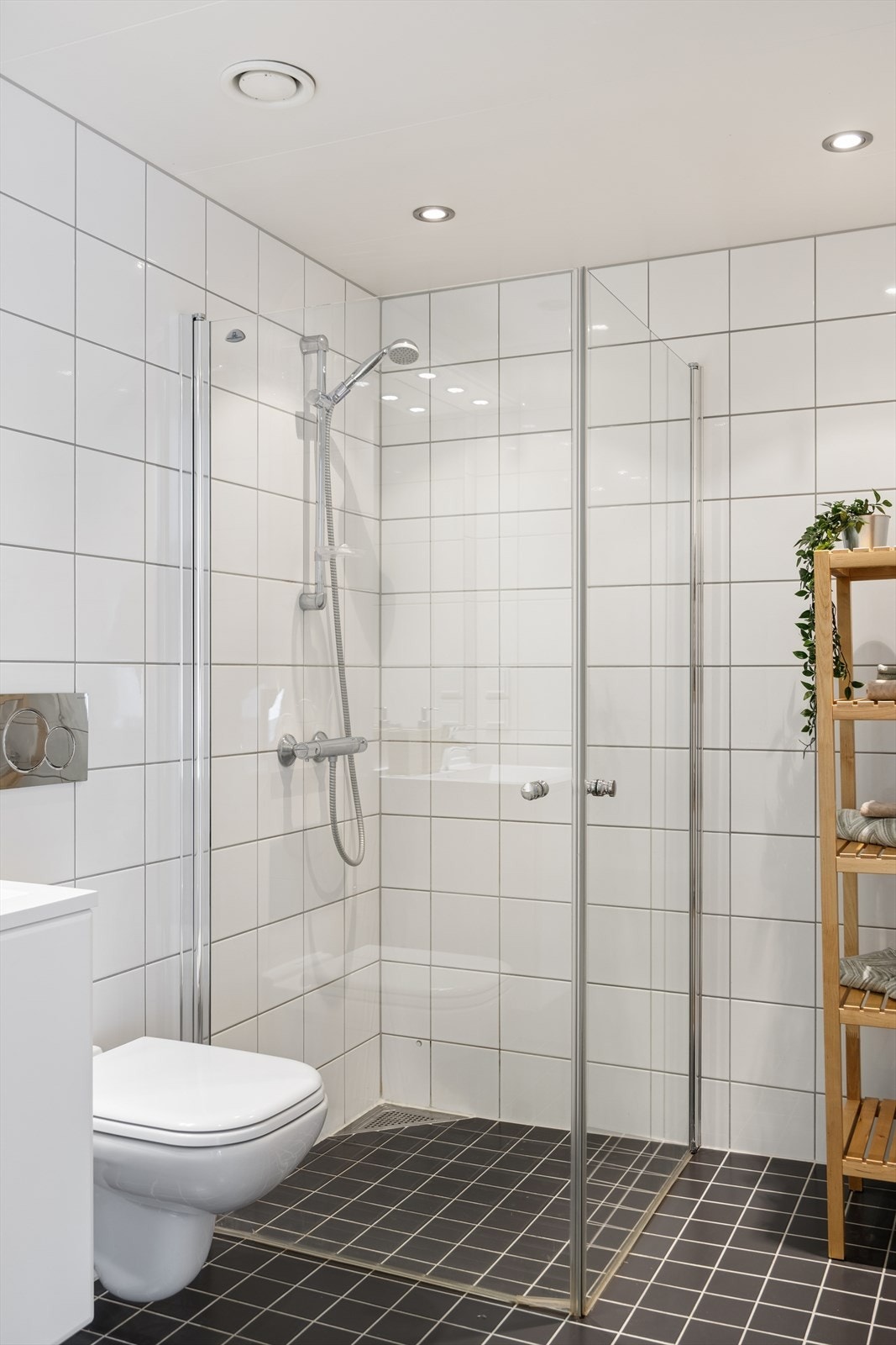 Downlights i himlingen gir god belysning. Galleribilde