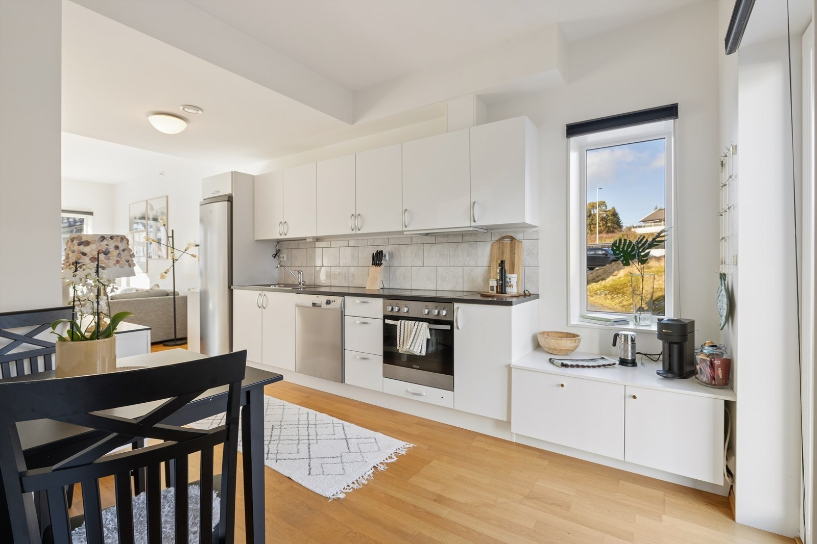 Nøytralt og stilrent kjøkken med innredning fra Strai. Galleribilde