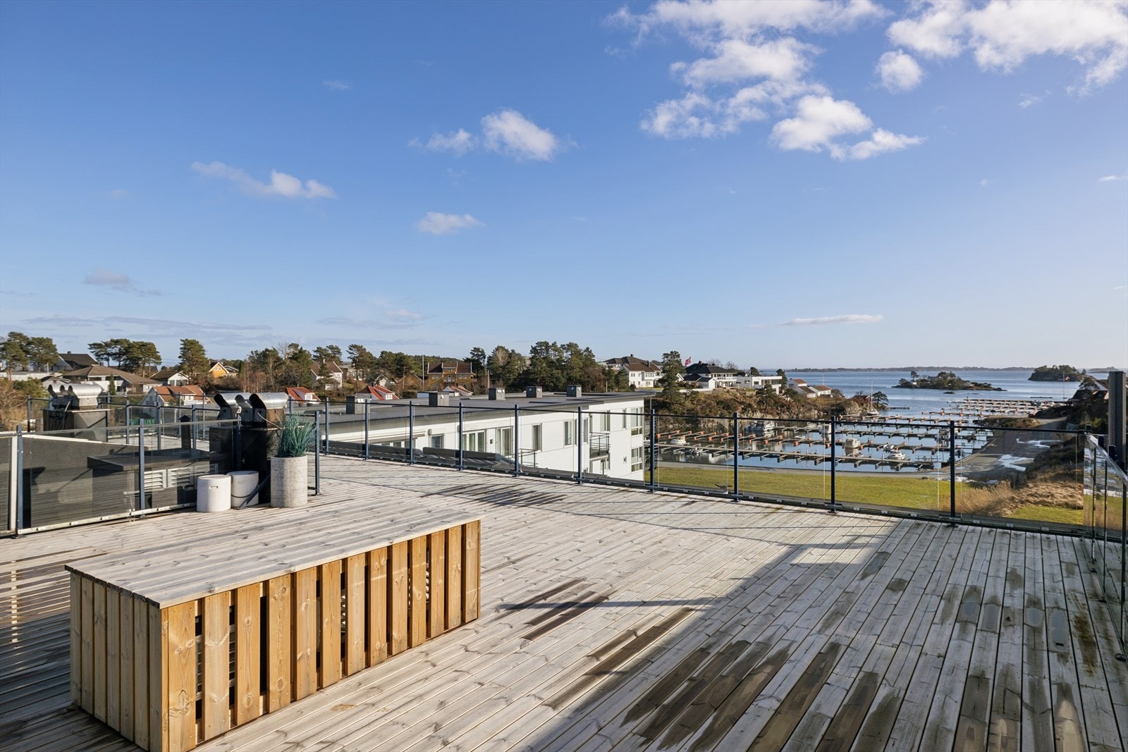 Felles takterrasse, renovert i 2024, gir en flott utsikt over Grømbukt og nærområdet. Galleribilde