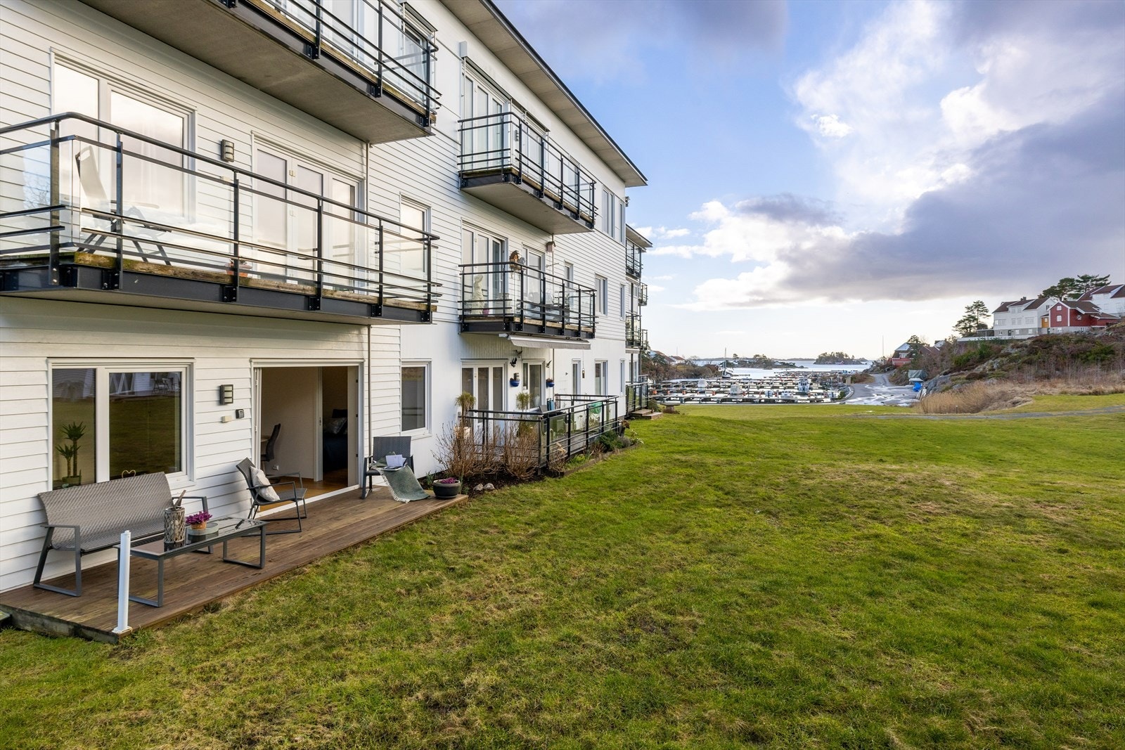 Leiligheten ligger i 1. etasje i et moderne leilighetsbygg oppført i 2013. Galleribilde