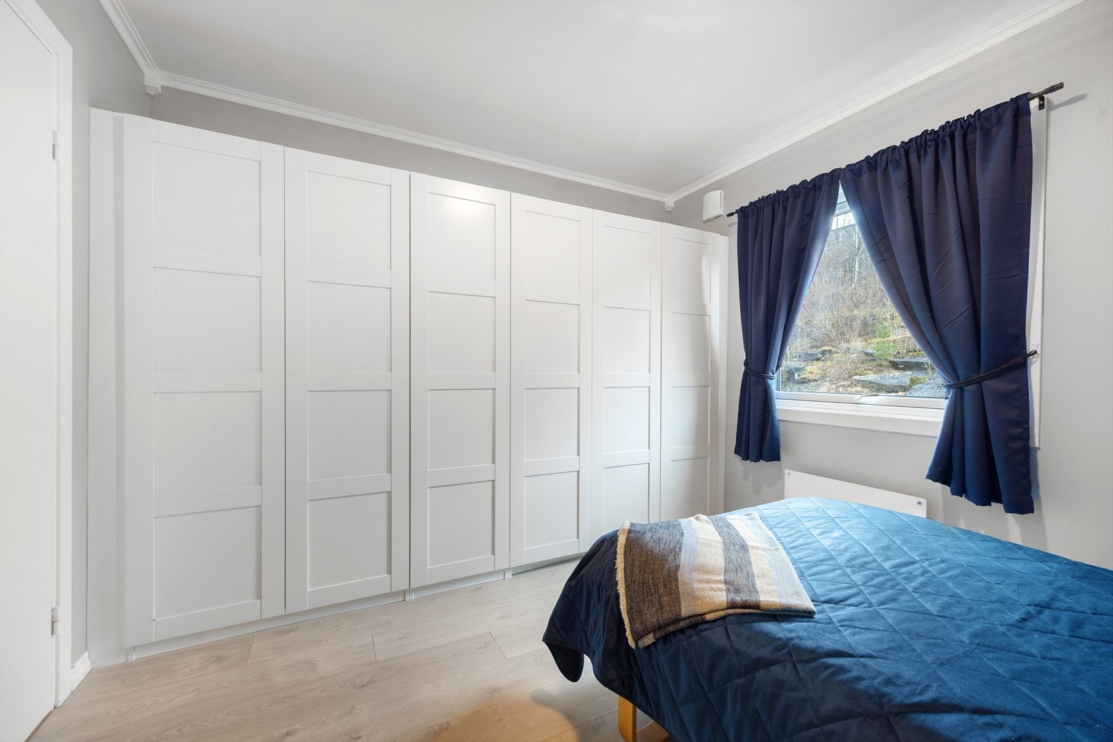 Hovedroverommet er utstyrt med praktisk garderobe, som gir god plass til klesbeholdningen. Galleribilde