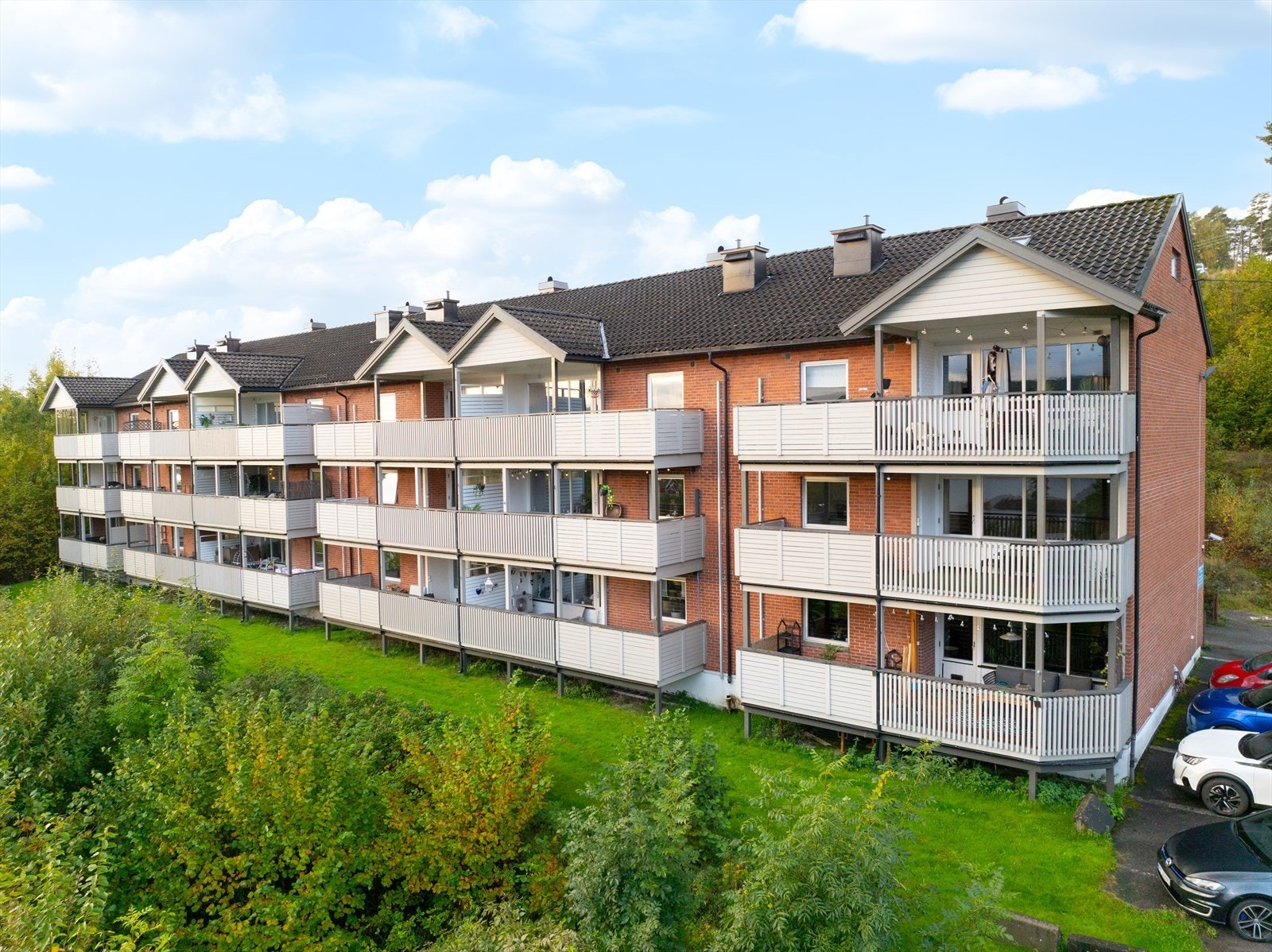 Boligen ligger i attraktivt og barnevennlig boligområdet på Skjelsvik / Hvalen, ca. 8,5 km fra Porsgrunn sentrum. Galleribilde