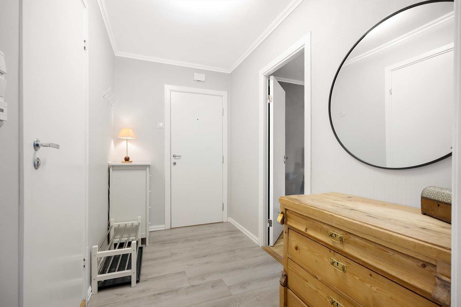 Fra felles trappegang kommer du inn i en lys og romslig entré med god plass til oppbevaringsmøblement for sko- og yttertøy. Galleribilde