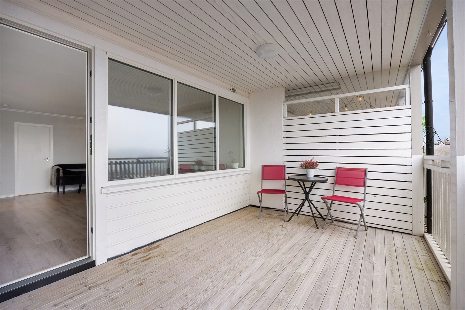 Balkong oppført i trekonstruksjon med gulv og konstruksjoner i trevirke. Rekkverk utført med liggende kledning og stående spiler. Galleribilde