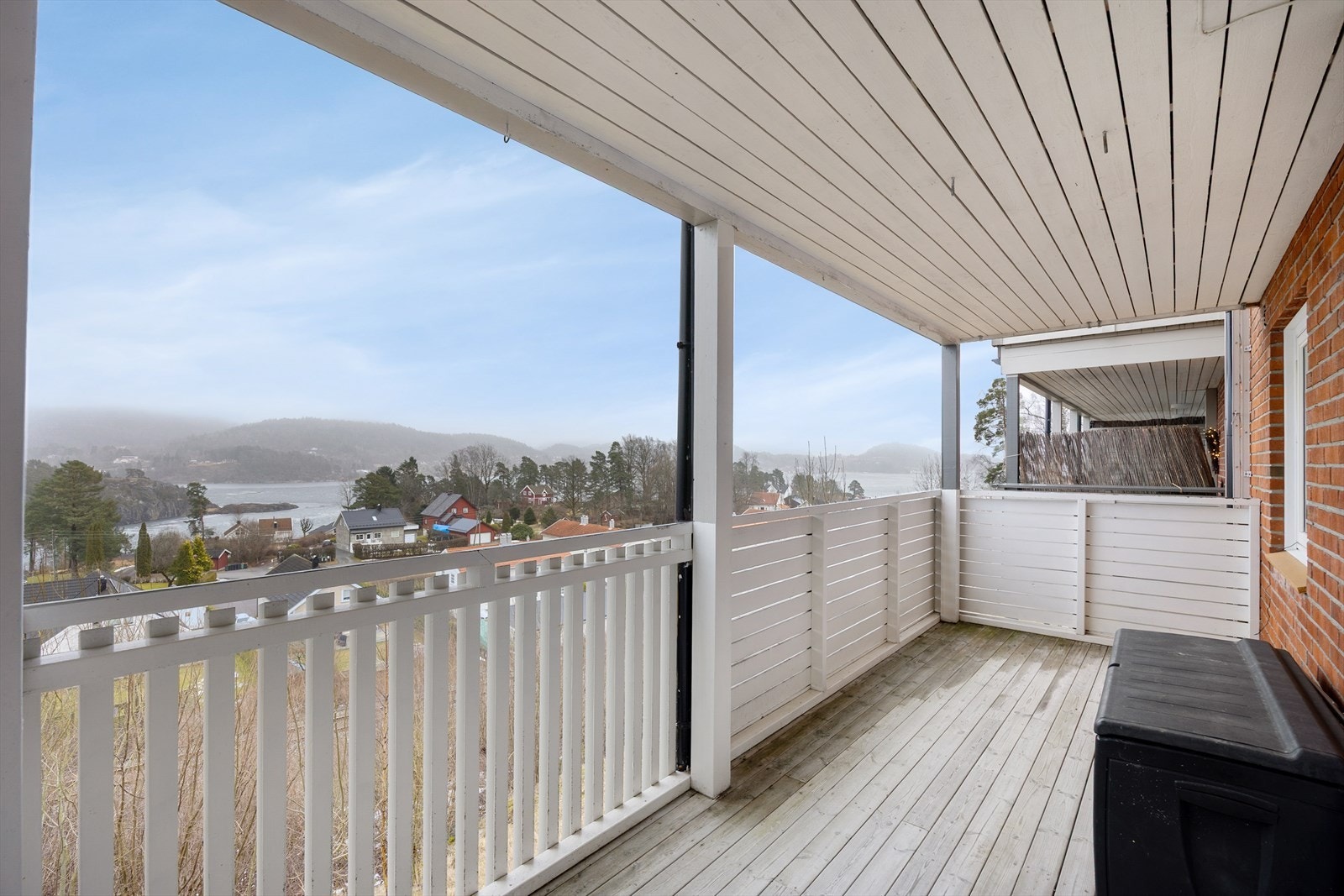 Balkongen er på ca 14 m2 med mulighet for å danne flere koselige soner og perfekt sted å nyte varme sommerdager. Galleribilde