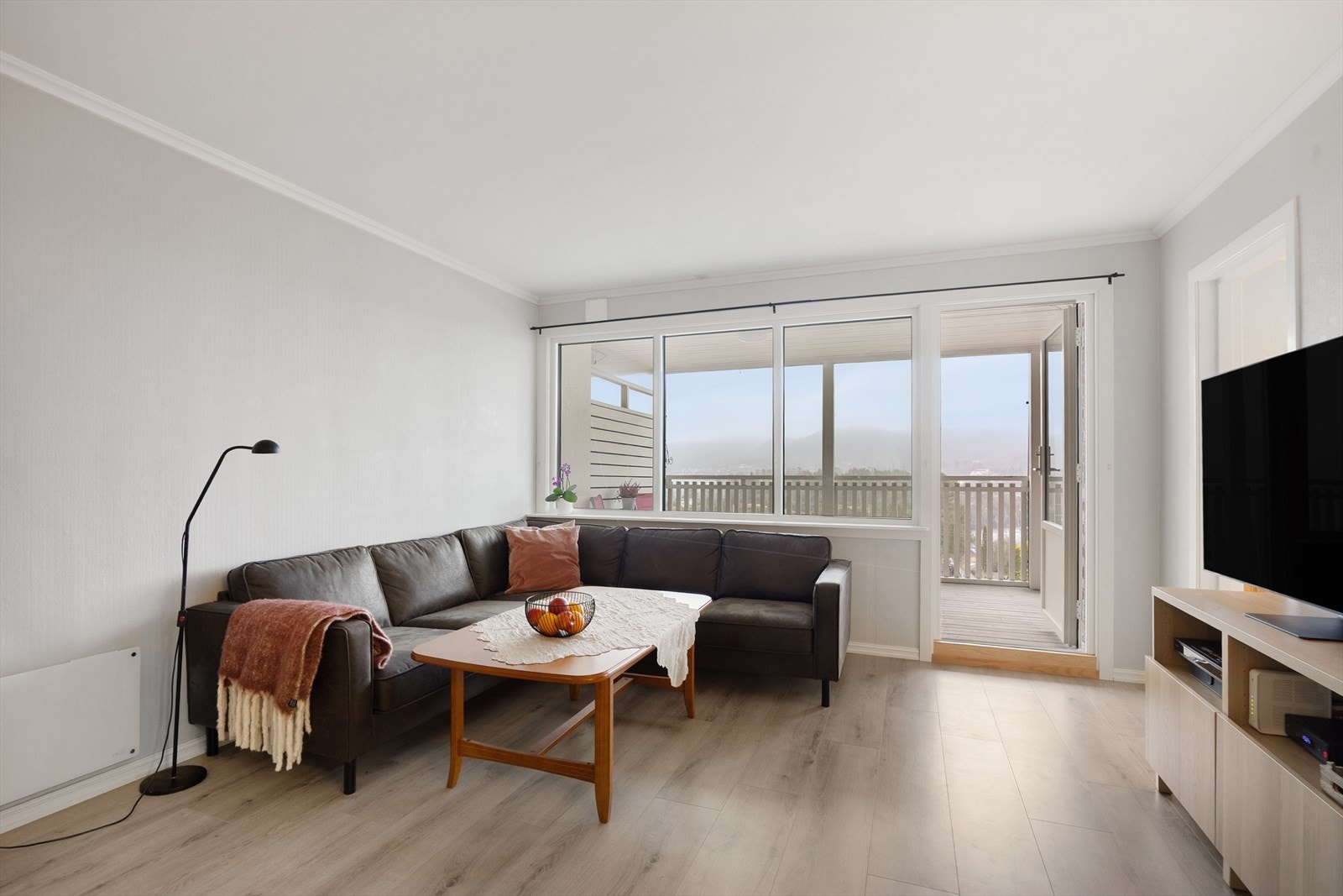 Leiligheten har en stor og romslig stue malt i en lys behagelig farge med store vindusflater, som slipper rikelig med naturlig lys inn i rommet. Galleribilde