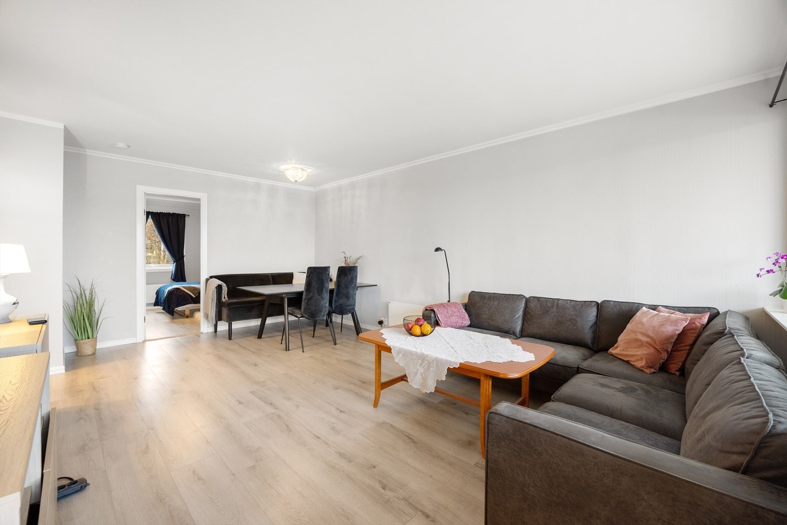 Stuen har fin plass til sofagruppe og en hyggelig spisegruppe om ønskelig. Galleribilde