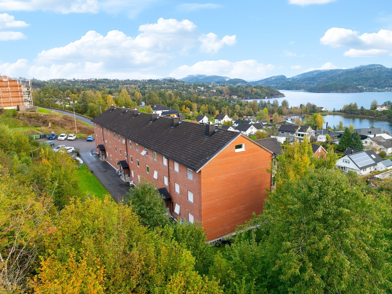 Tiltalende og romslig 3-roms andelsleilighet beliggende i 2.etasje i et koselig borettslag på Skjelsvik/Hvalen. Galleribilde