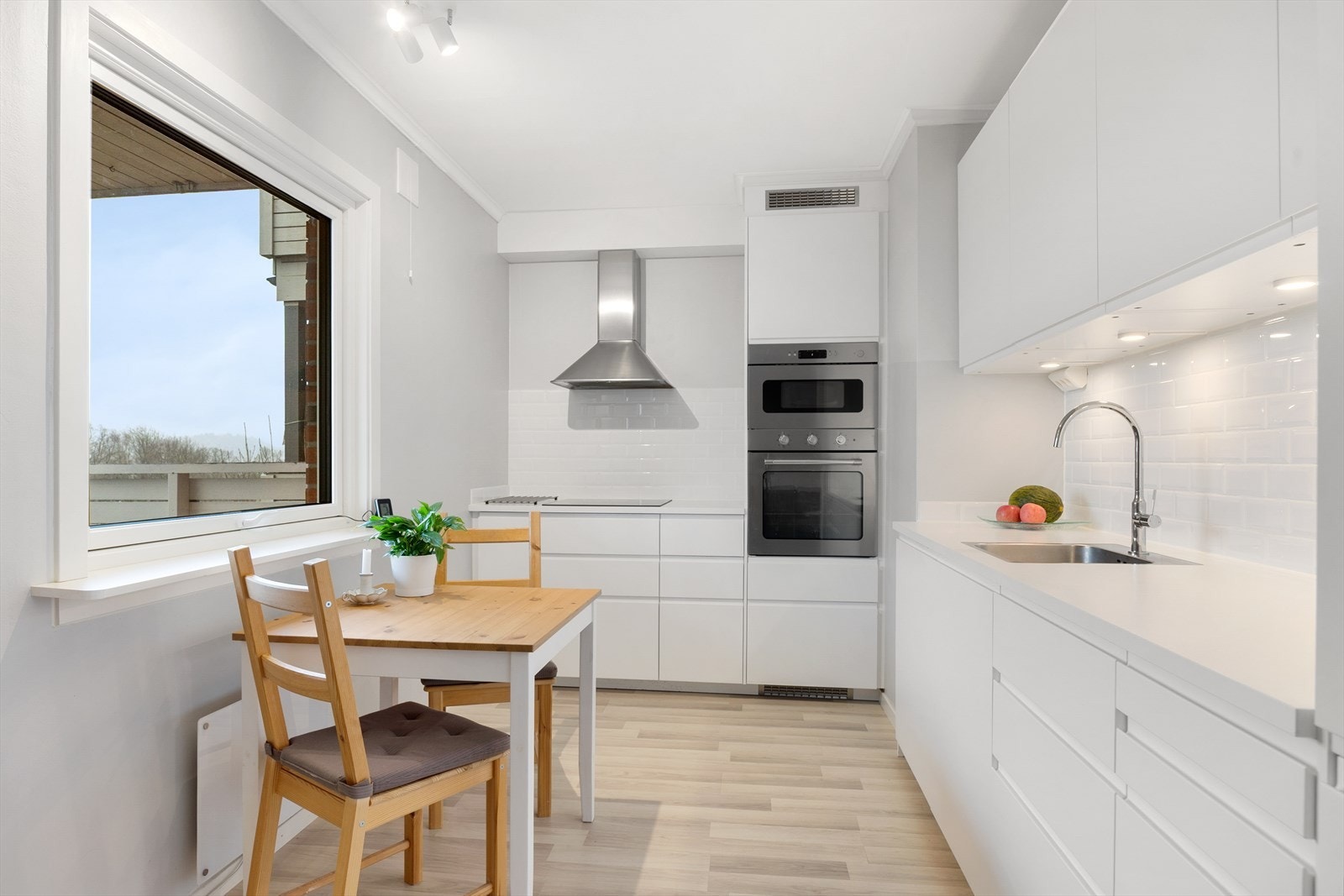 Kjøkkenet har godt med skap- og oppbevaringsplass. Det er installert integrerte hvitevarer, herunder kjøle-/fryseskap, oppvaskmaskin, induksjonstopp, micro og stekeovn. Galleribilde