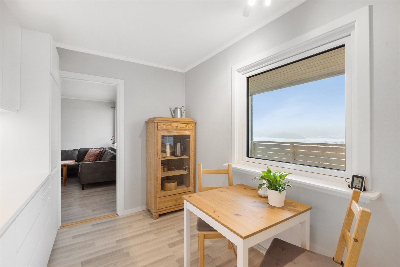 I forbindelse med vinduet på kjøkkenet er det en koselig plass til spisebord hvor man har nydelig sjøutsikt. Galleribilde