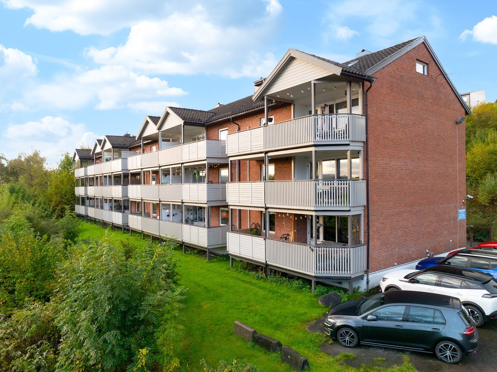 Tomten er pent opparbeidet med felles grøntarealer, lekeplass for barn og asfaltert vei og parkering. Deler av tomten er naturtomt, bestående av trær og naturlig vegetasjon. Galleribilde