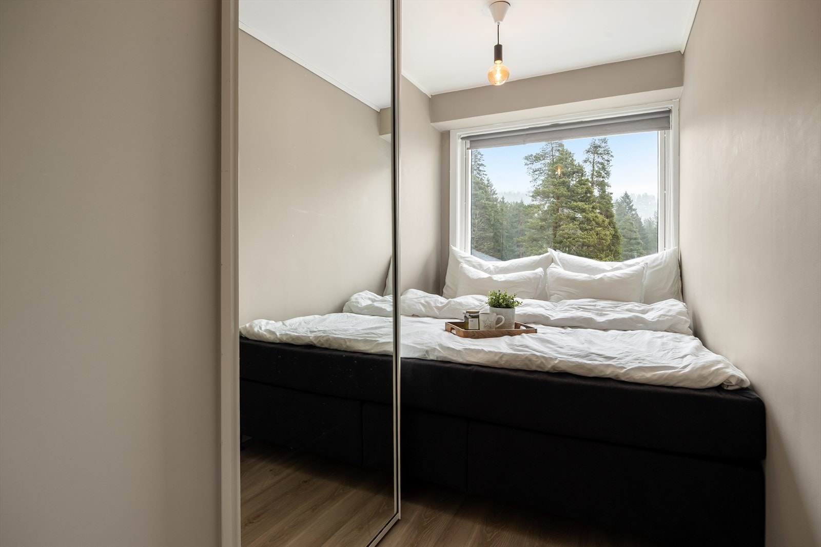 Lunt soverom med skyvedørsgarderobe og plass til dobbeltseng. Galleribilde