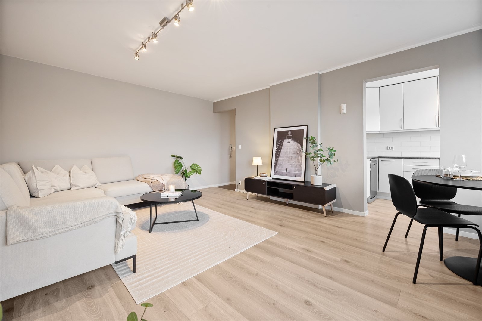 Det er delvis åpen løsning til kjøkkenet. Galleribilde