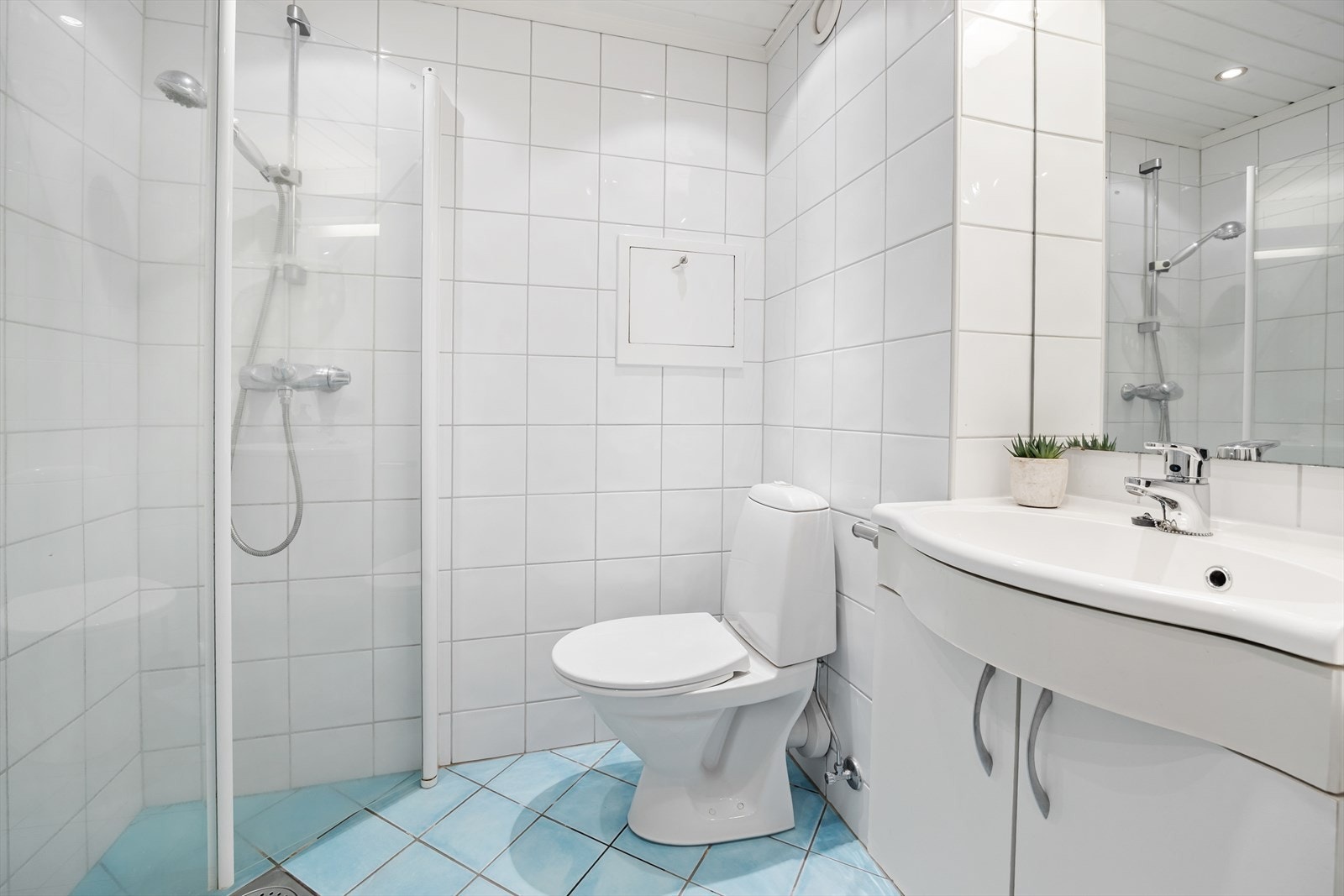 Flislagt bad med varmekabler i gulvet. Galleribilde