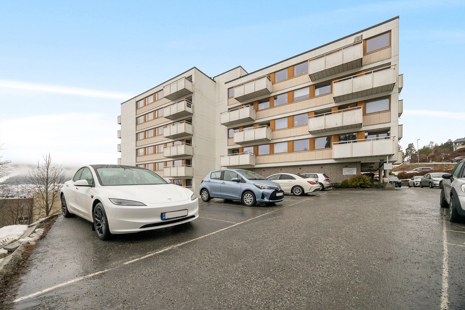 Parkeringsmuligheter på borettslagets tomt etter førstemann til mølla prinsippet. Galleribilde