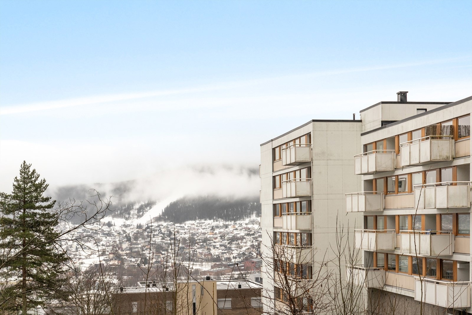 God intern-beliggenhet i bygget med flott utsikt og balkong. Galleribilde