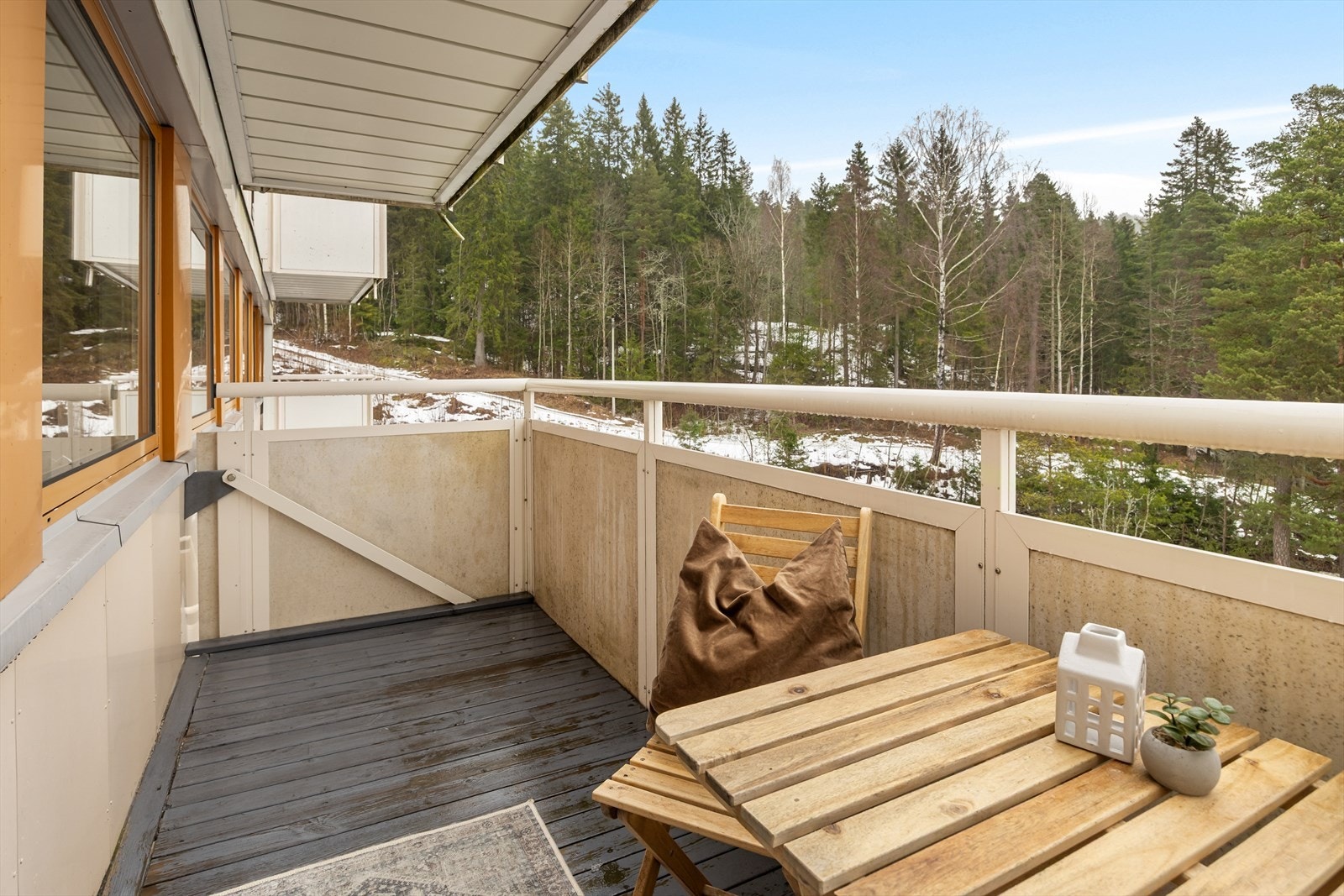 Overbygget balkong med plass til diverse utemøblement. Marka i umiddelbar nærhet. Galleribilde