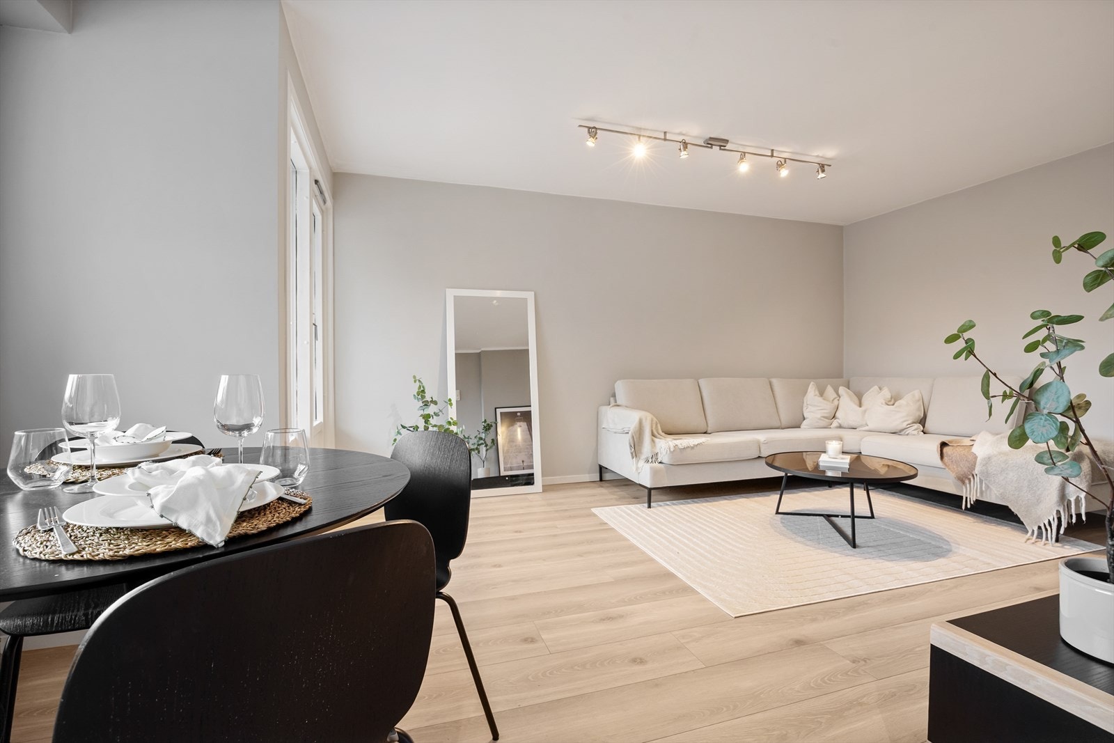 Fin løsning med naturlig plass til sofa og spisebord. Galleribilde