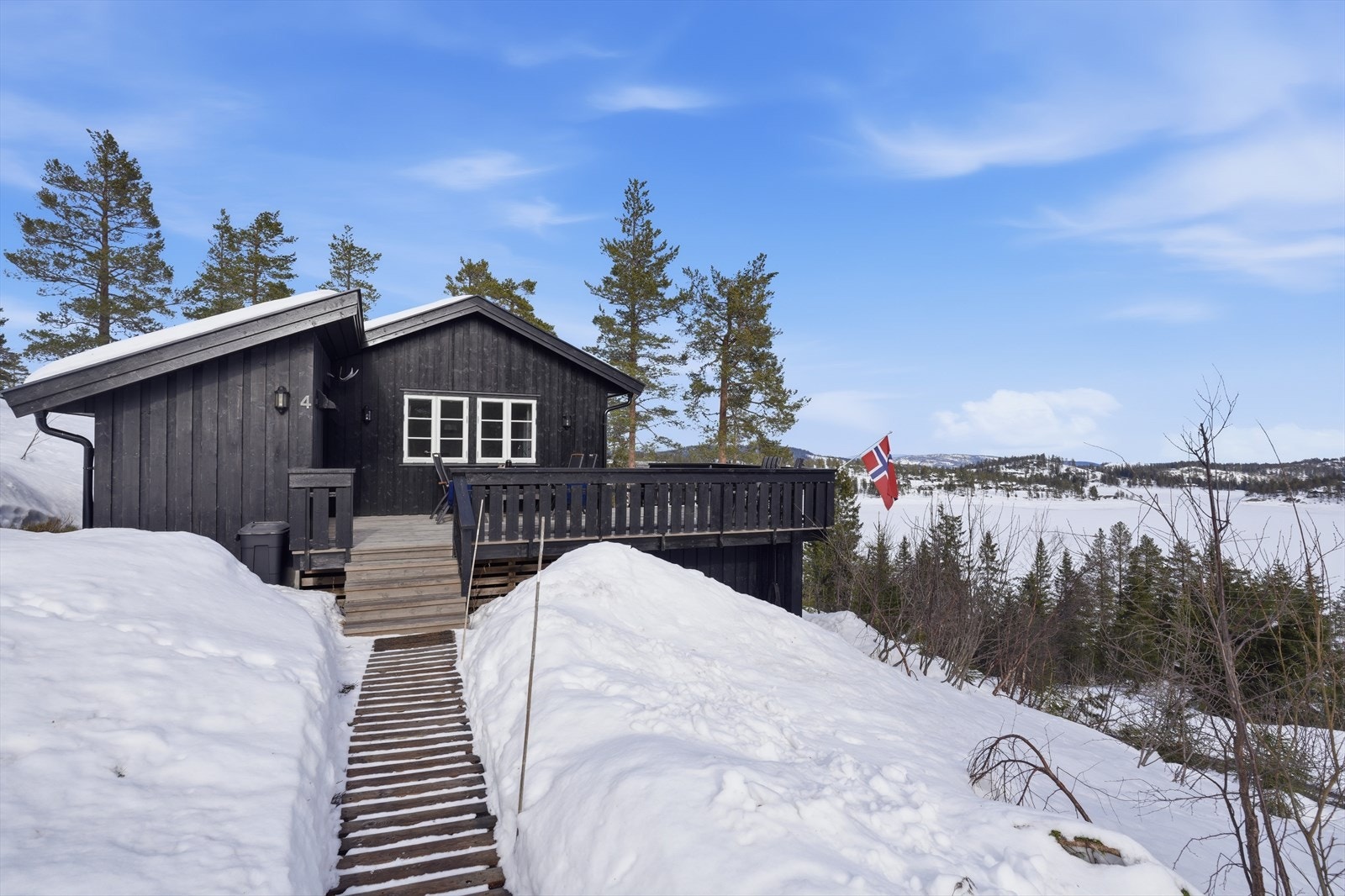 Hytta ligger i skrånende terreng og ligger usjenert med fin utsikt. Galleribilde