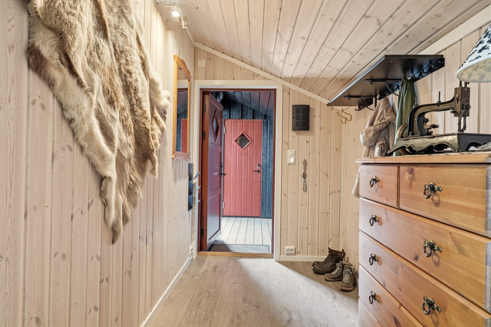 Velkommen inn! Her er det oppheng til uteklær og plass til skoene. Galleribilde