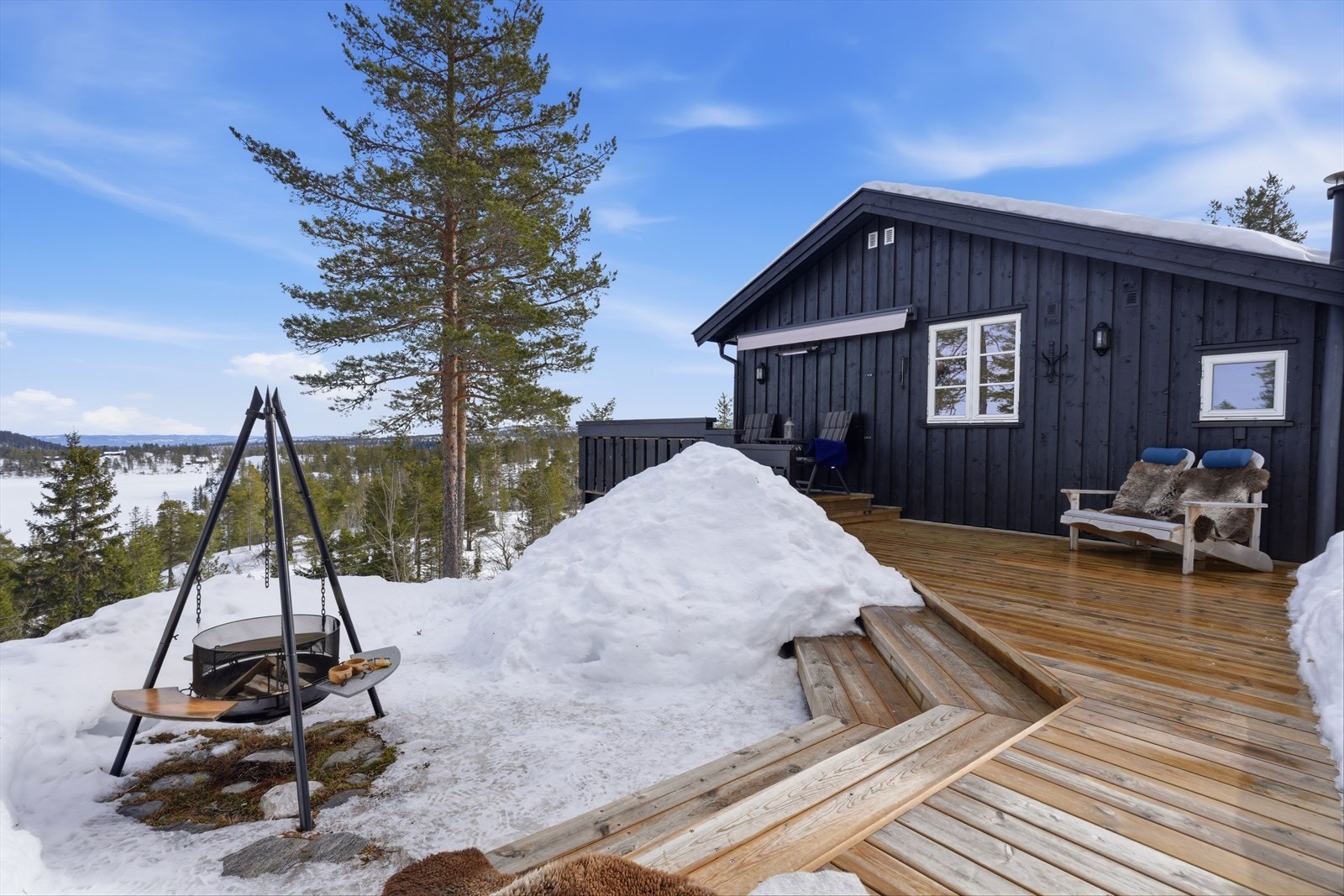 Stor markterrasse på baksiden av hytta med direkte adkomst. Galleribilde