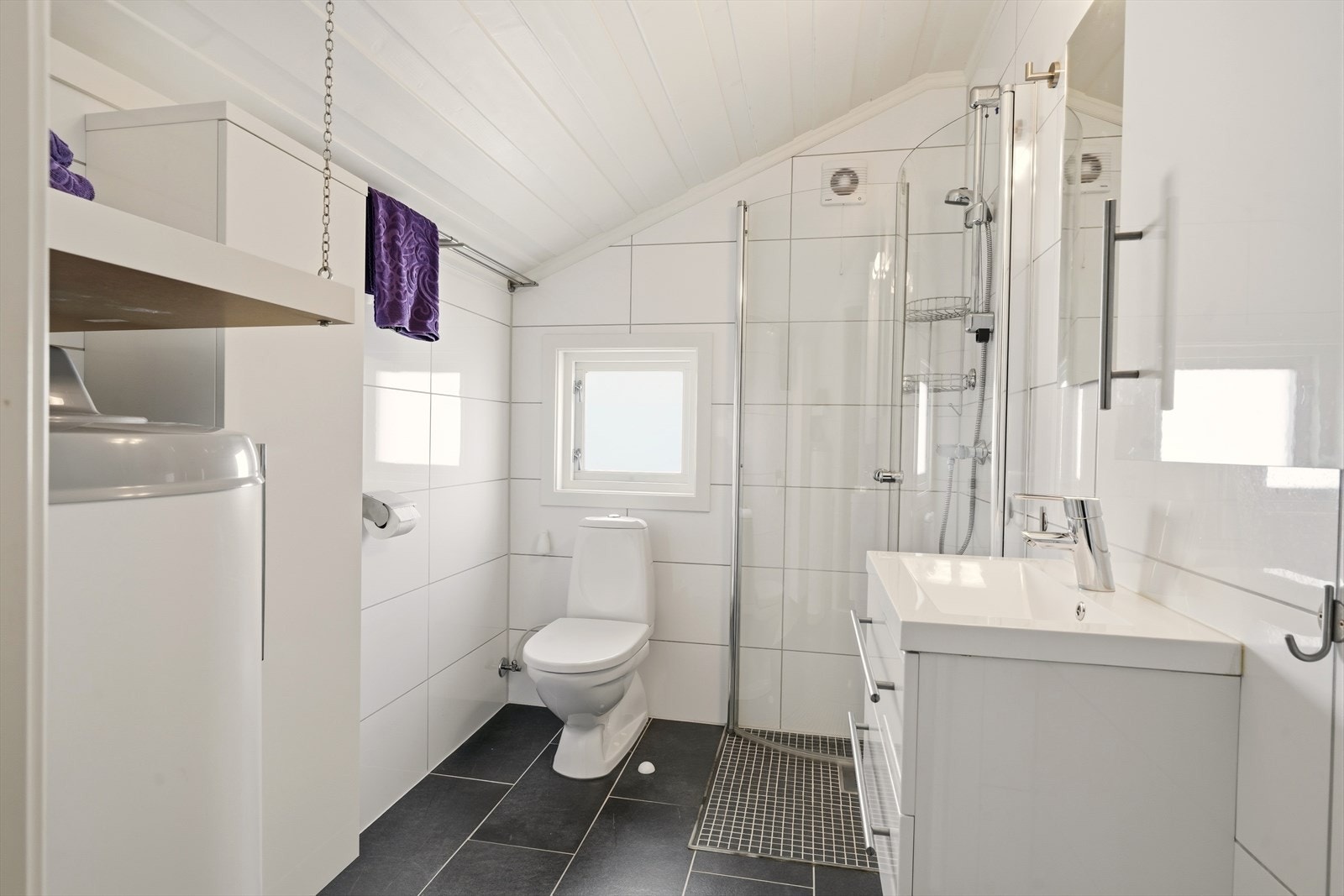 Rommet har innredning med nedfelt servant, toalett, varmtvannsbereder og dusjvegger/hjørne. Det er elektrisk styrt vifte. Tilluft i dør. Galleribilde