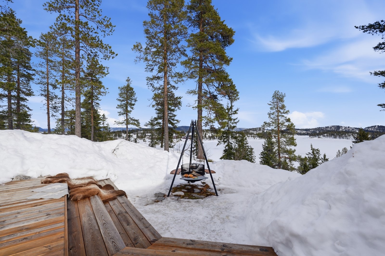 På baksiden av hytta ligger den andre fine uteplassen... Galleribilde